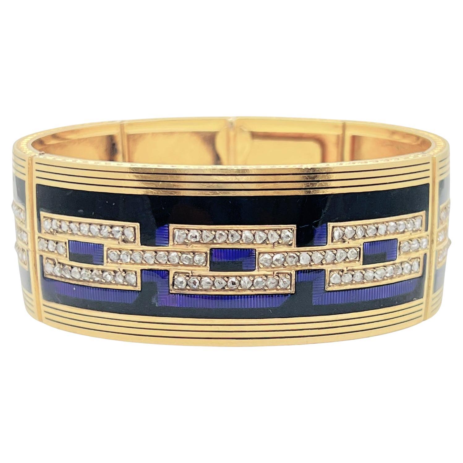 Antikes Armband aus 18 Karat Gelbgold mit blauer und violetter Emaille, akzentuiert durch Diamanten im Rosenschliff, mit einem Profil mit Kolonnadenmotivgravur. Gestempelt mit französischem Prüfzeichen und Herstellermarke.