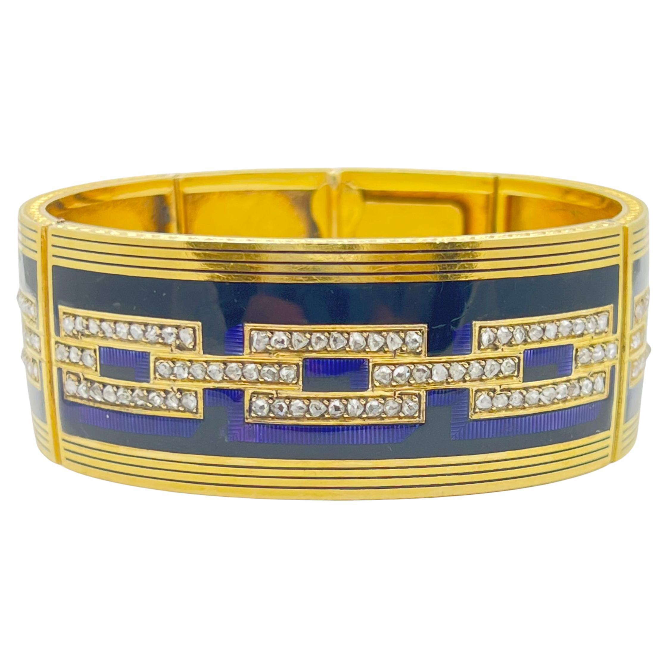 Bracelet panneau en émail bleu et violet ancien en or jaune 18k, rehaussé de diamants taillés en rose, au profil gravé d'un motif de colonnade. Estampillé avec la marque d'essai française et la marque du fabricant.