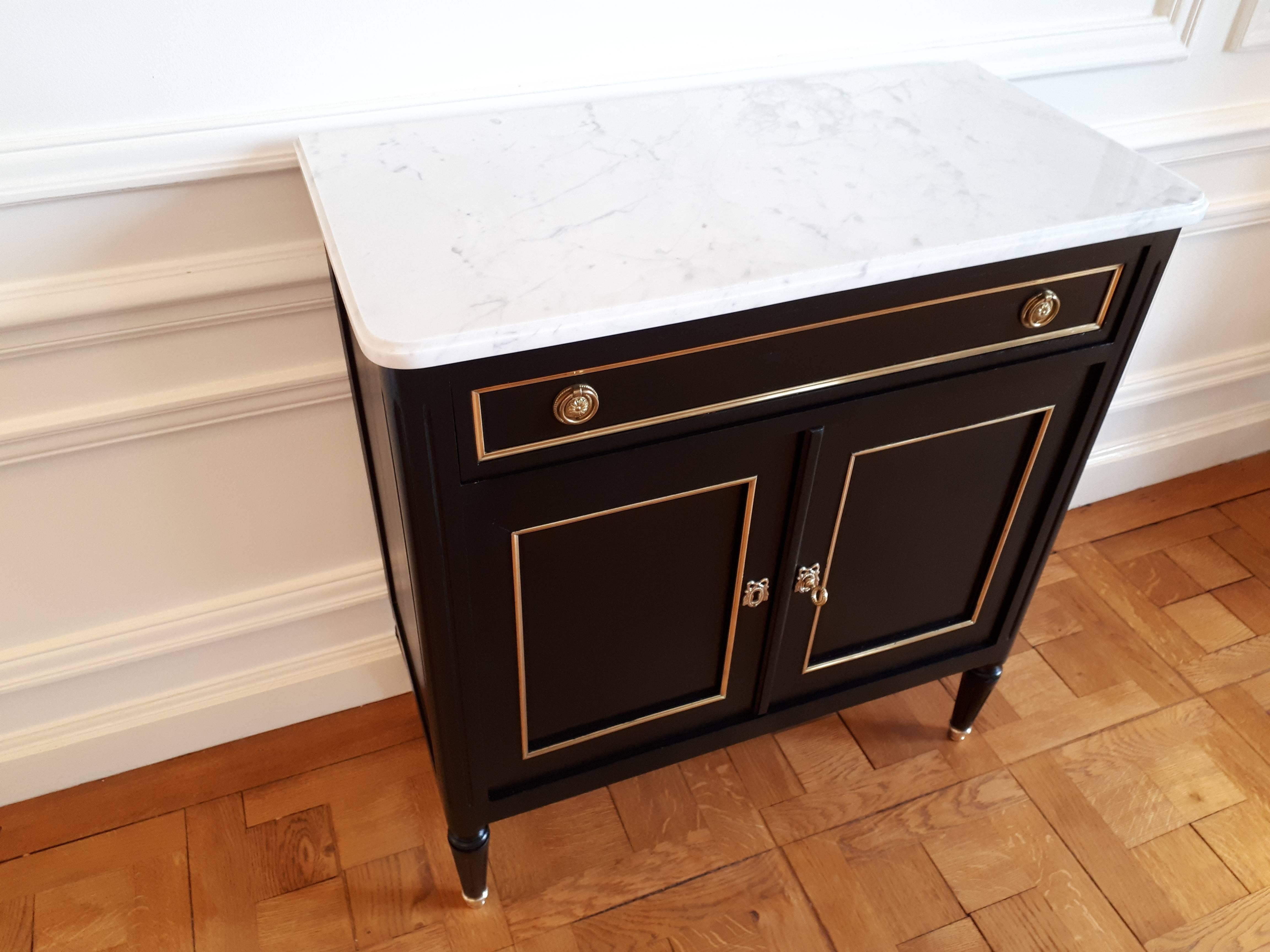 Louis XVI style bar buffet and topped with a white Carrara marble, fluted legs finished with golden bronze clogs.
One drawer, two doors and a key.
Perfect to create a small whiskey bar in the living room.

 