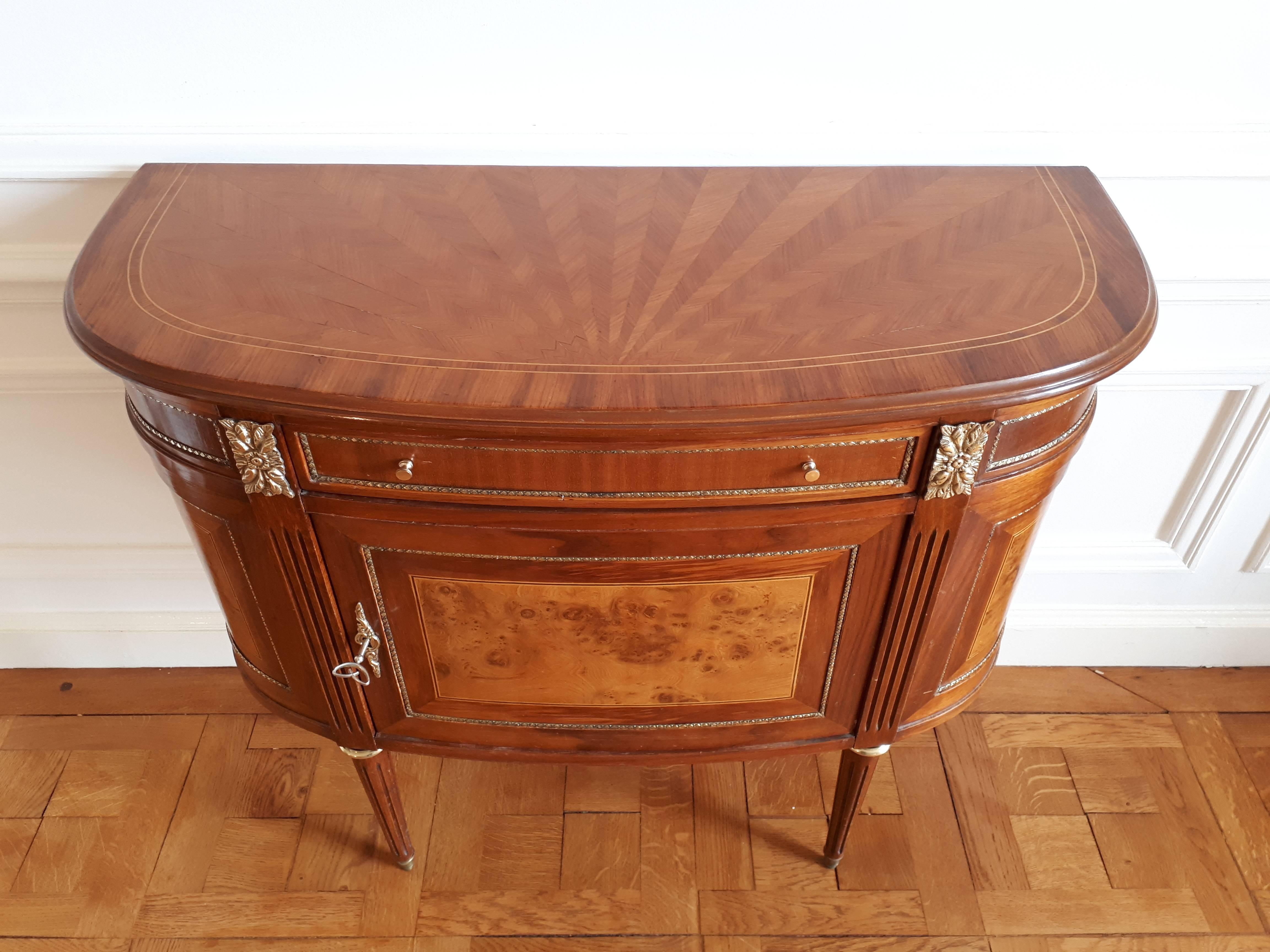 Antique chest of drawers Louis XVI style, with marquetry.
The top resumes the drawing of a sun, often depicted in French Louis XIV style furniture as a tribute to the 