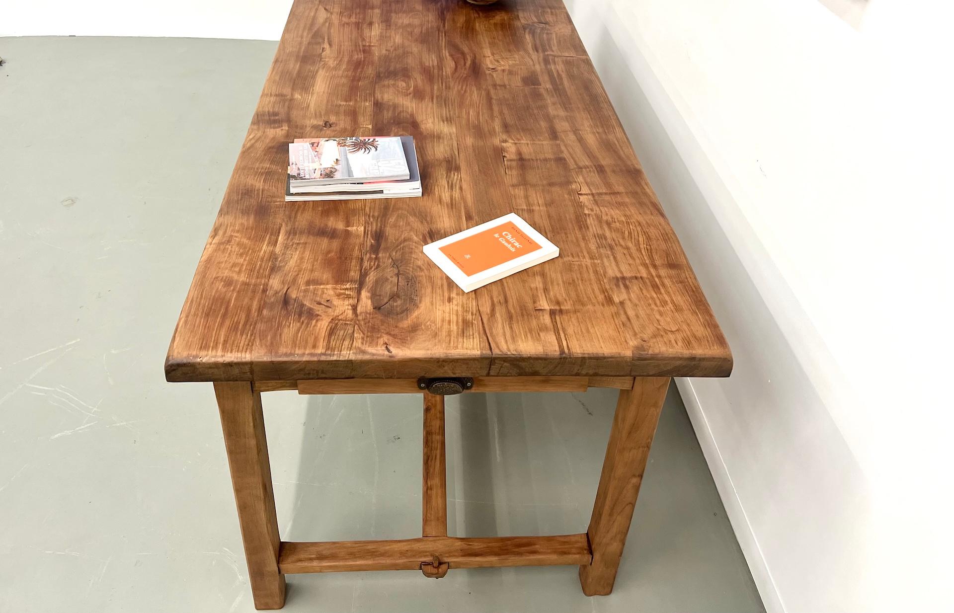 Ancienne table de ferme française en bois de cerisier massif en vente 4