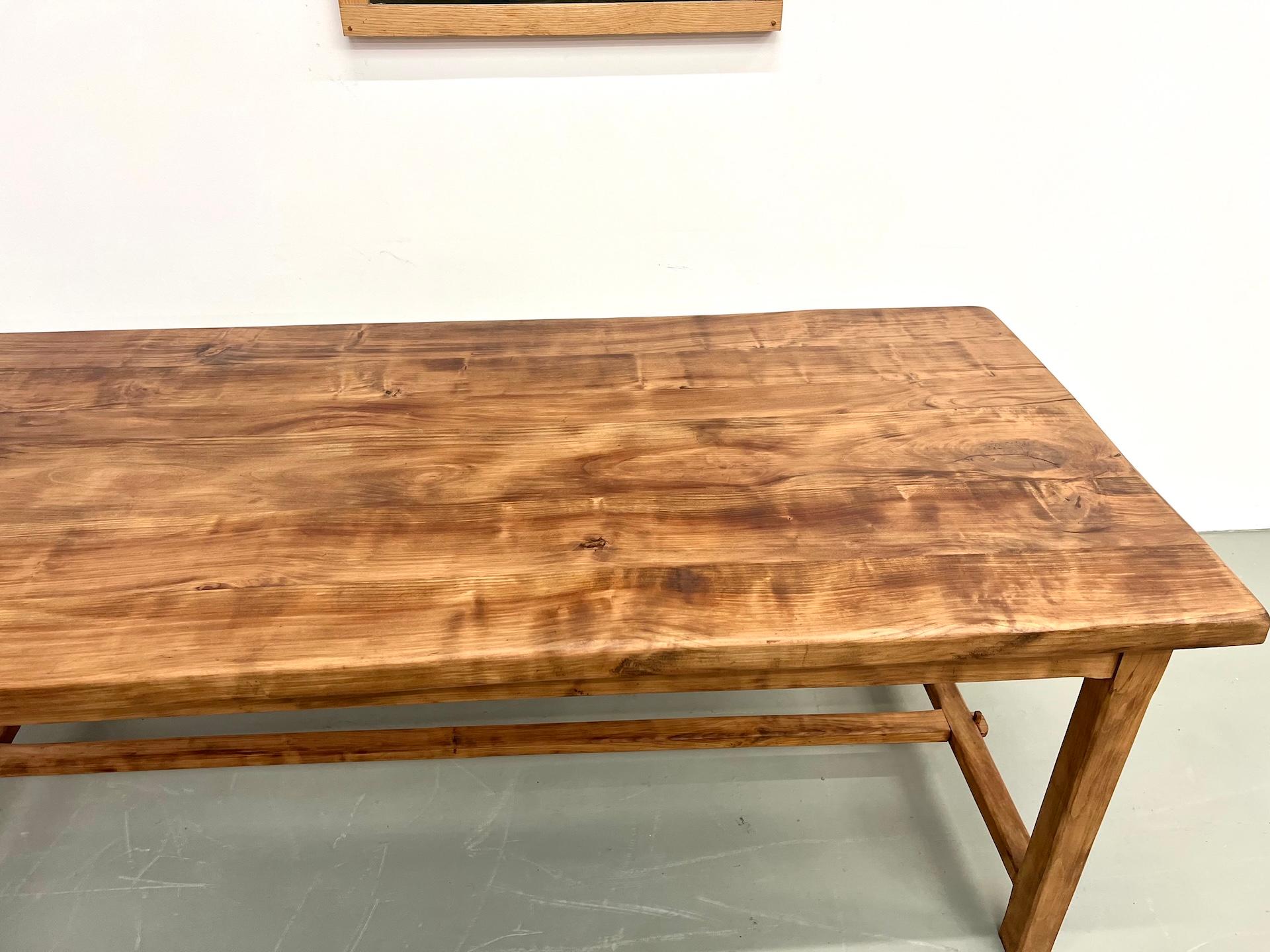 Ancienne table de ferme française en bois de cerisier massif en vente 7