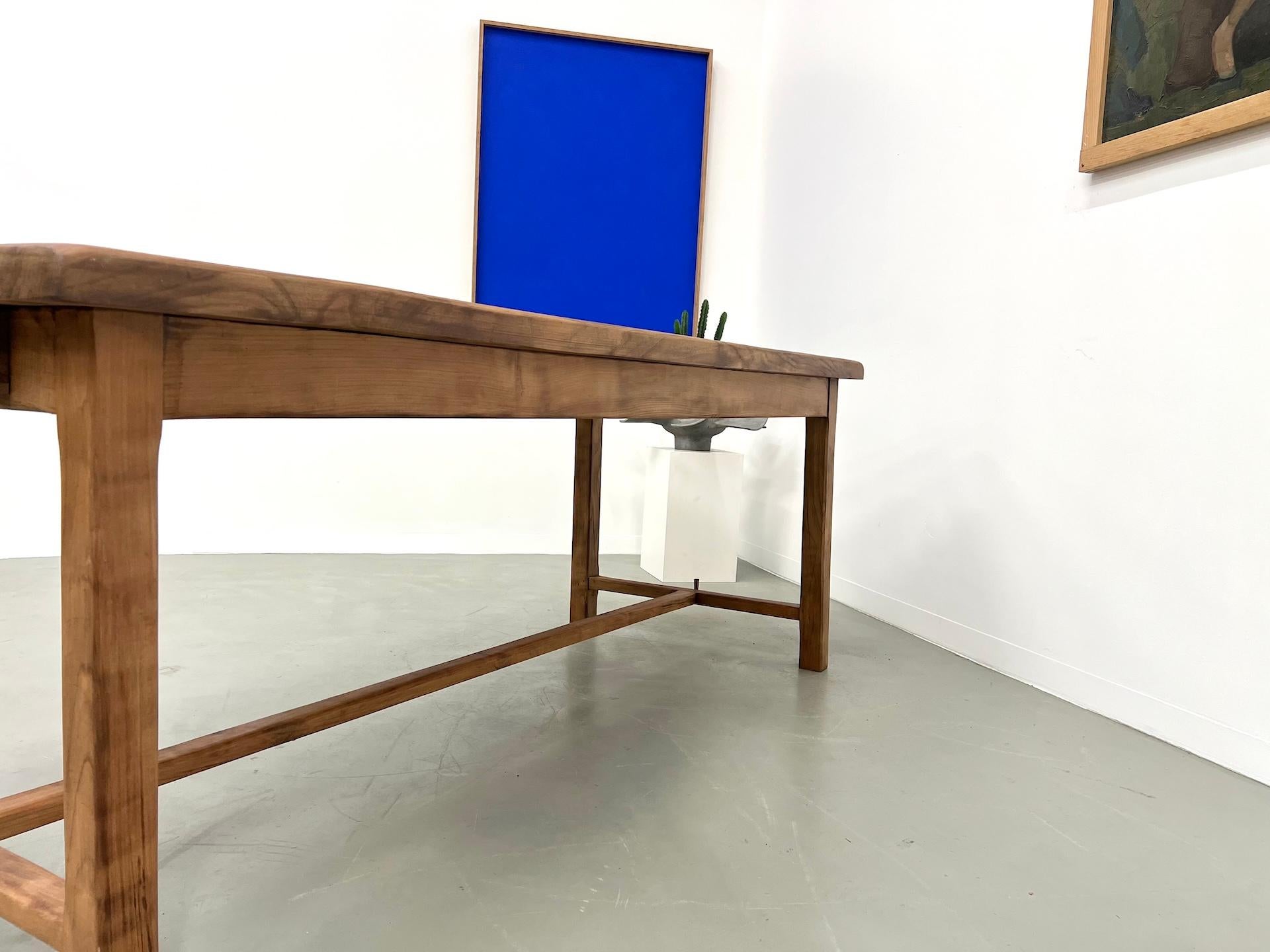 Ancienne table de ferme française en bois de cerisier massif en vente 9