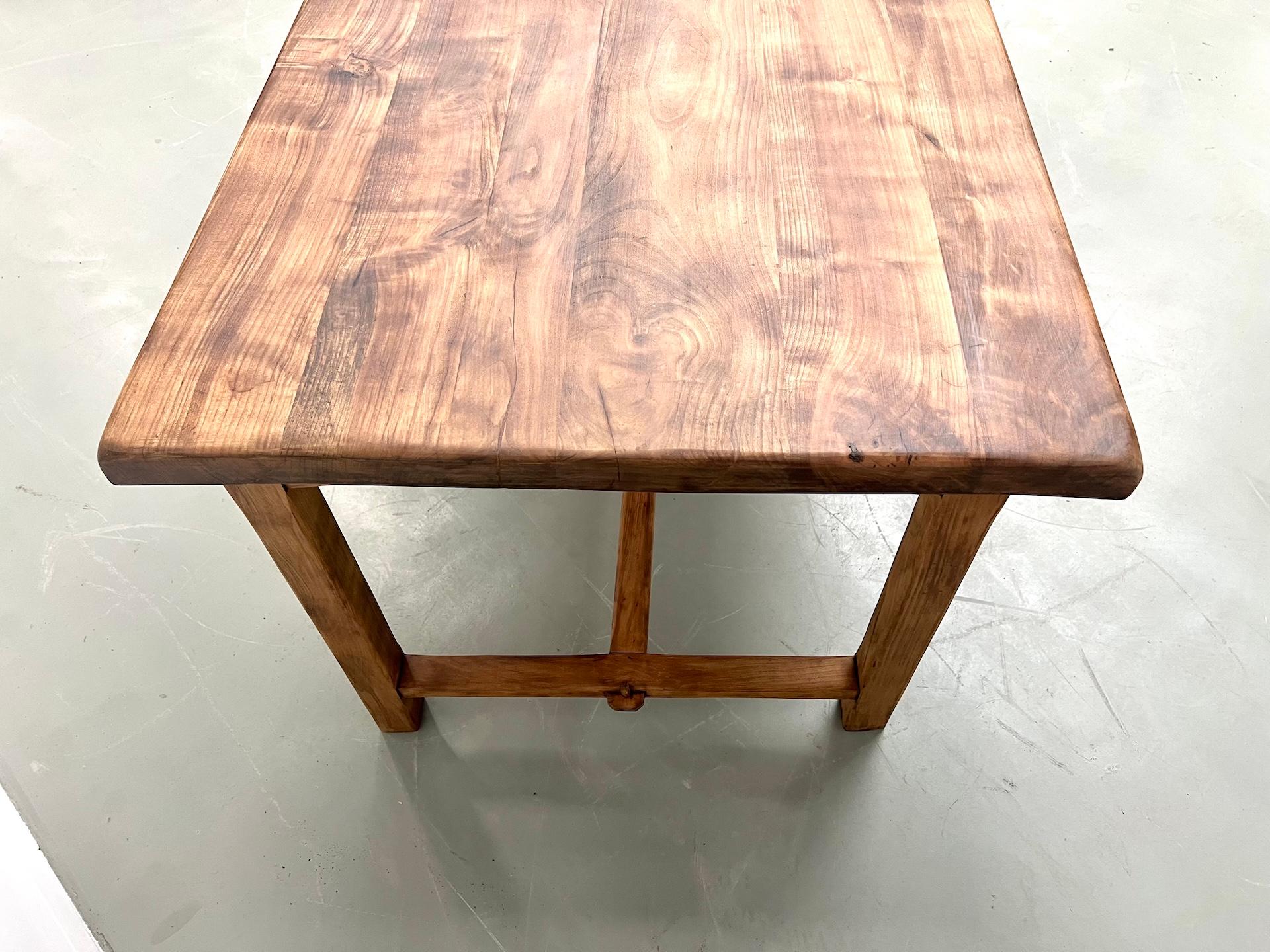 Ancienne table de ferme française en bois de cerisier massif en vente 10