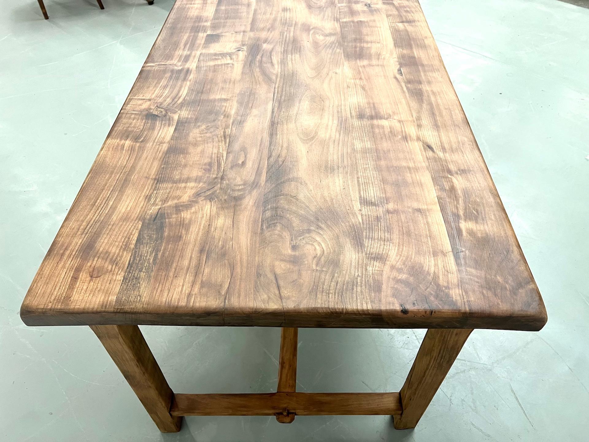 Ancienne table de ferme française en bois de cerisier massif en vente 11