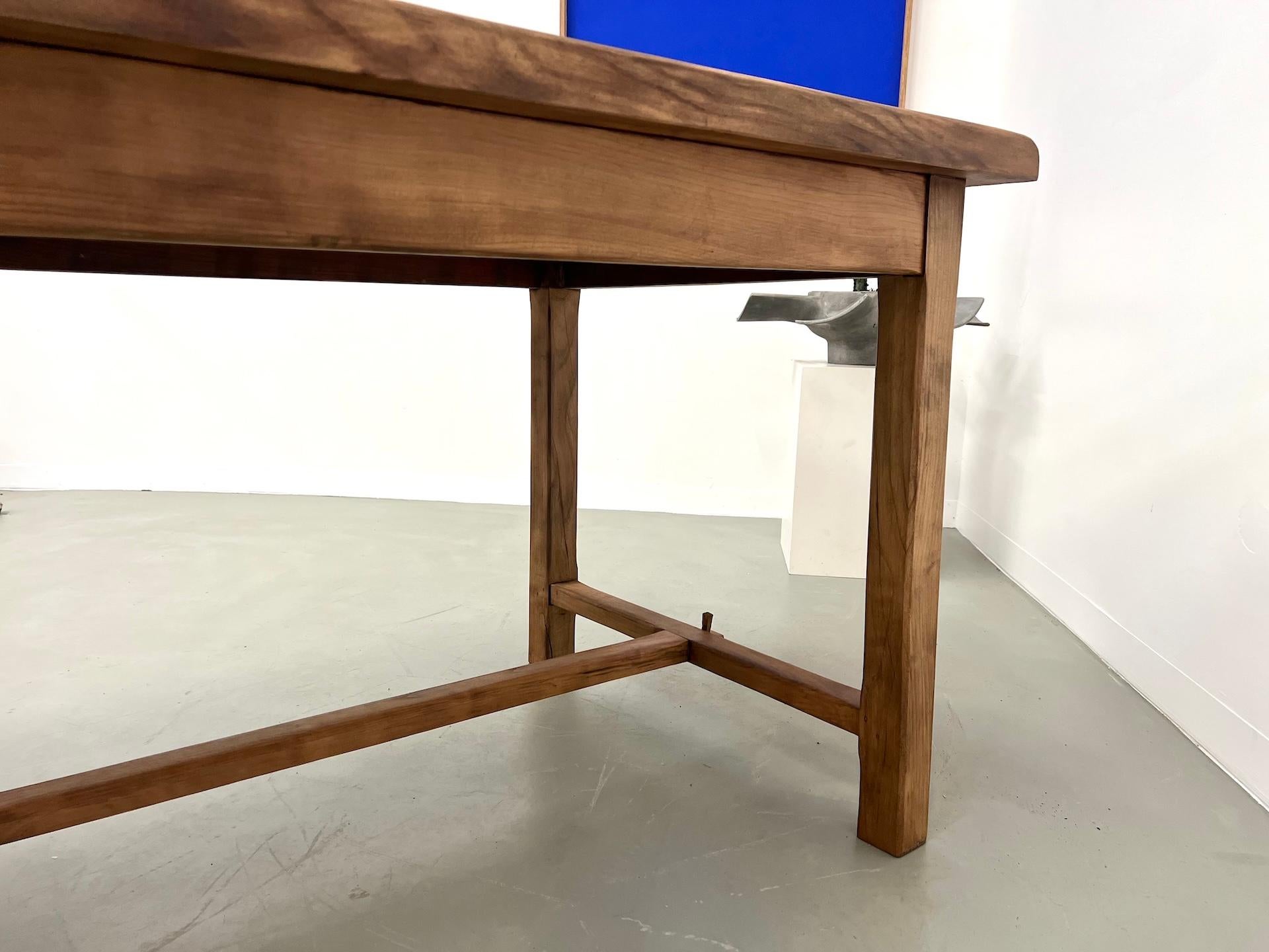 Ancienne table de ferme française en bois de cerisier massif en vente 12