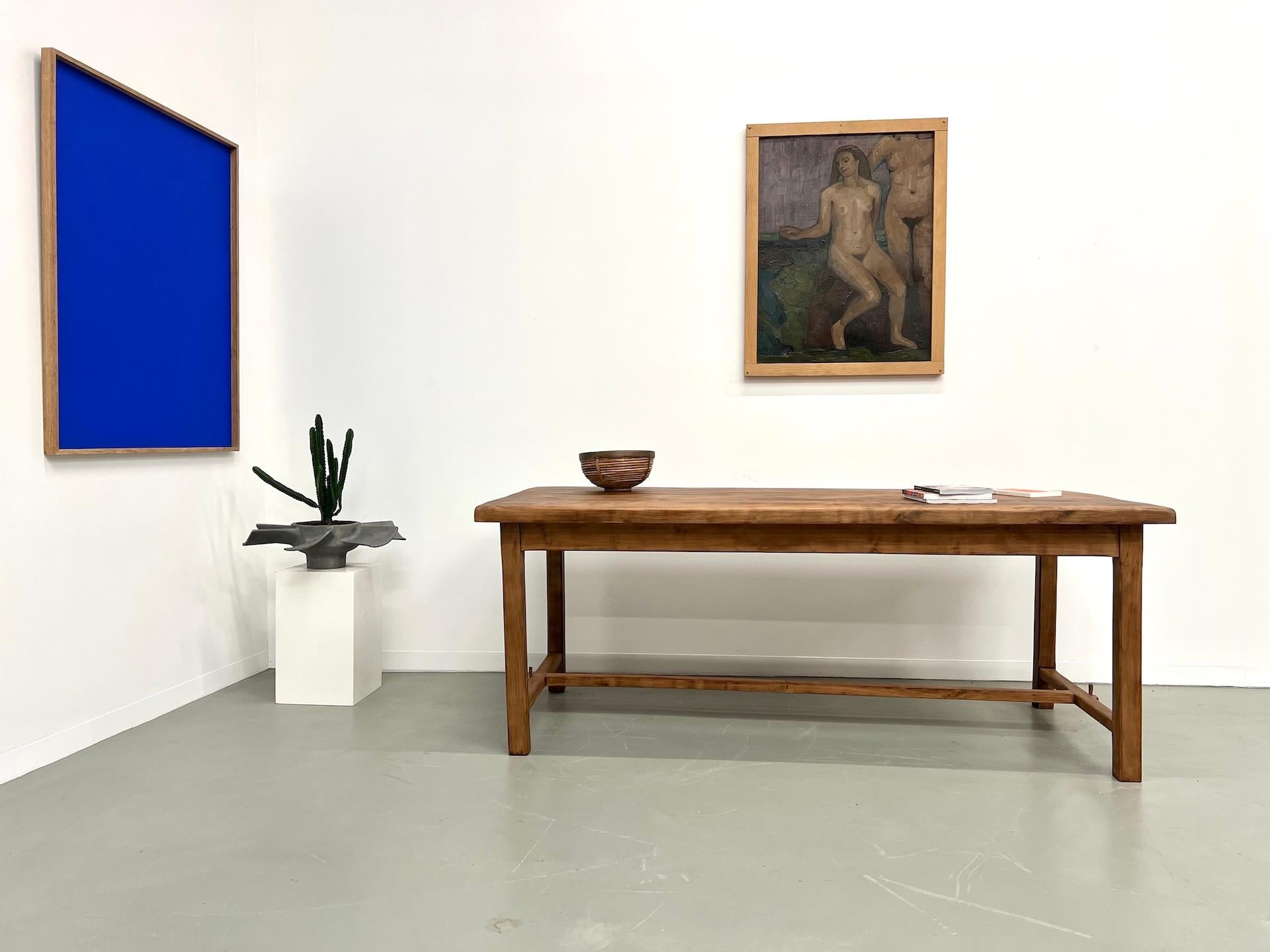 Cette superbe table de ferme présentée ici par la Maison LECAN a été entièrement restaurée par nos soins et finie avec un vernis mat. Son plateau présente une épaisseur rare de 5 cm et l'assemblage soigné du merisier massif lui confère une superbe