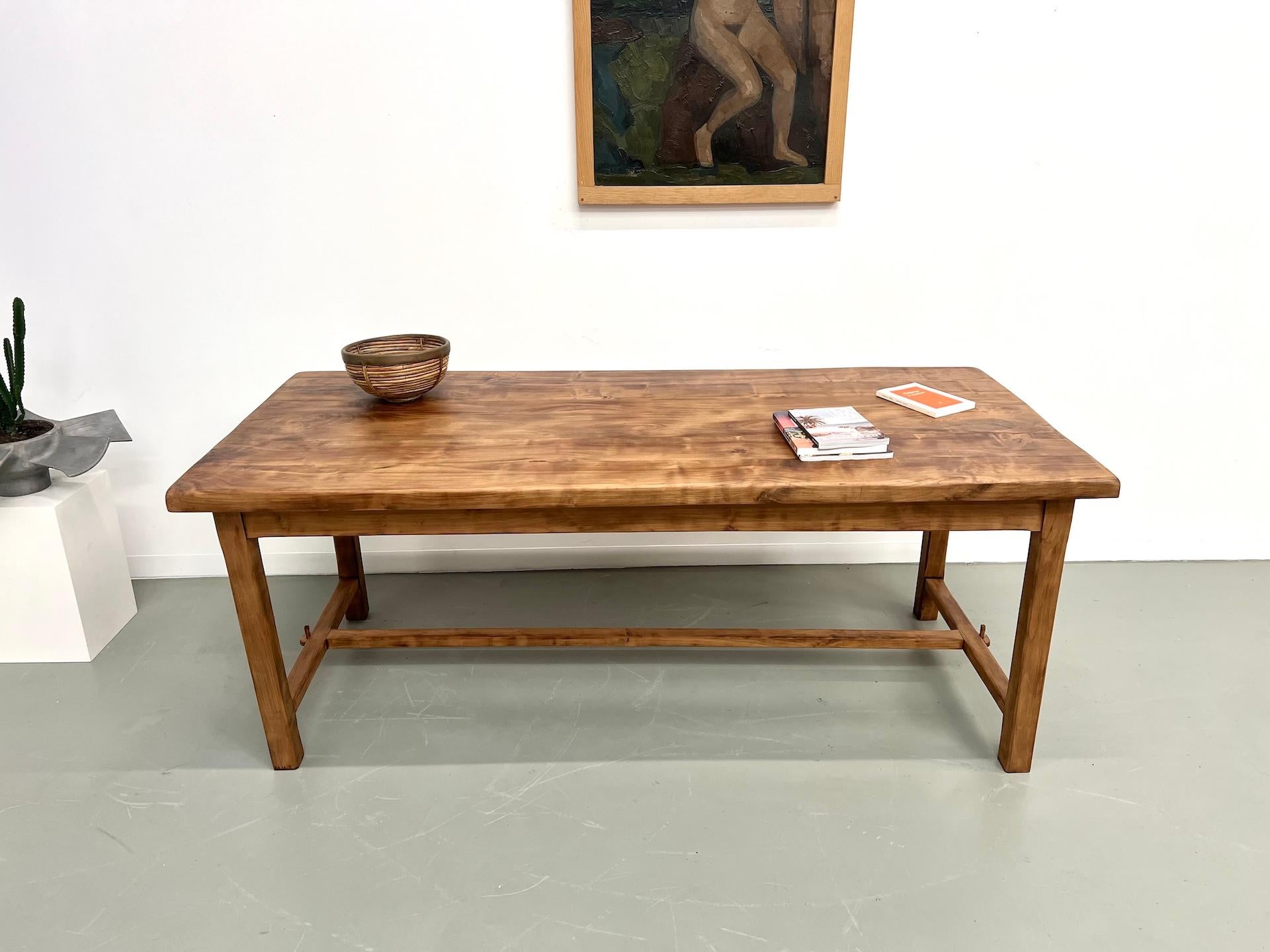 Ancienne table de ferme française en bois de cerisier massif Bon état - En vente à LYON, FR