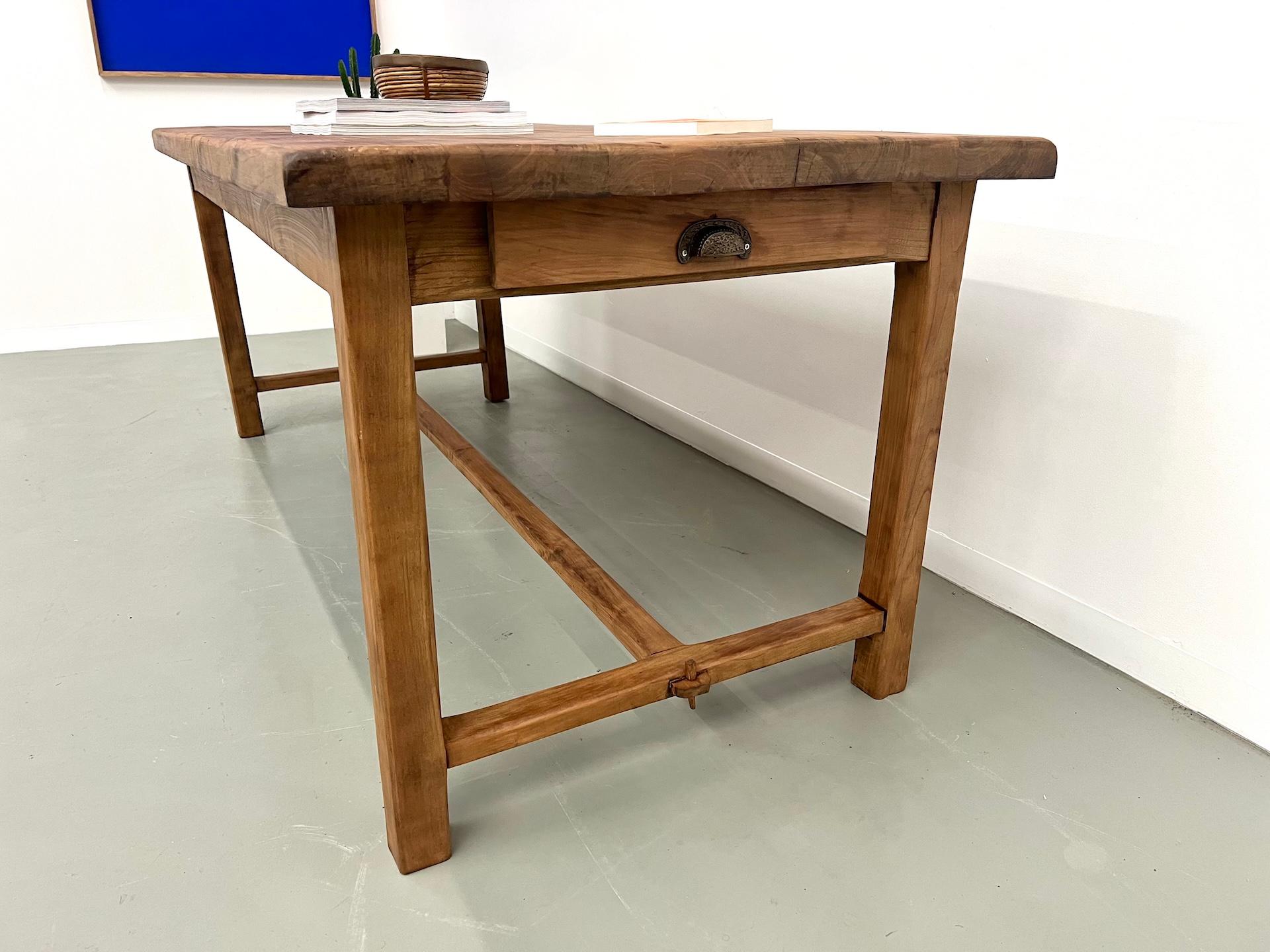 Ancienne table de ferme française en bois de cerisier massif en vente 1