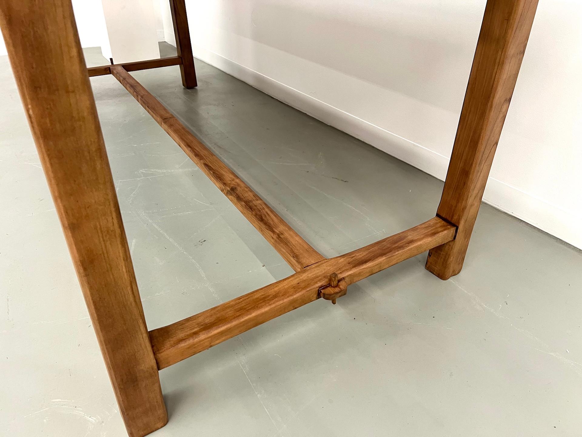Ancienne table de ferme française en bois de cerisier massif en vente 2