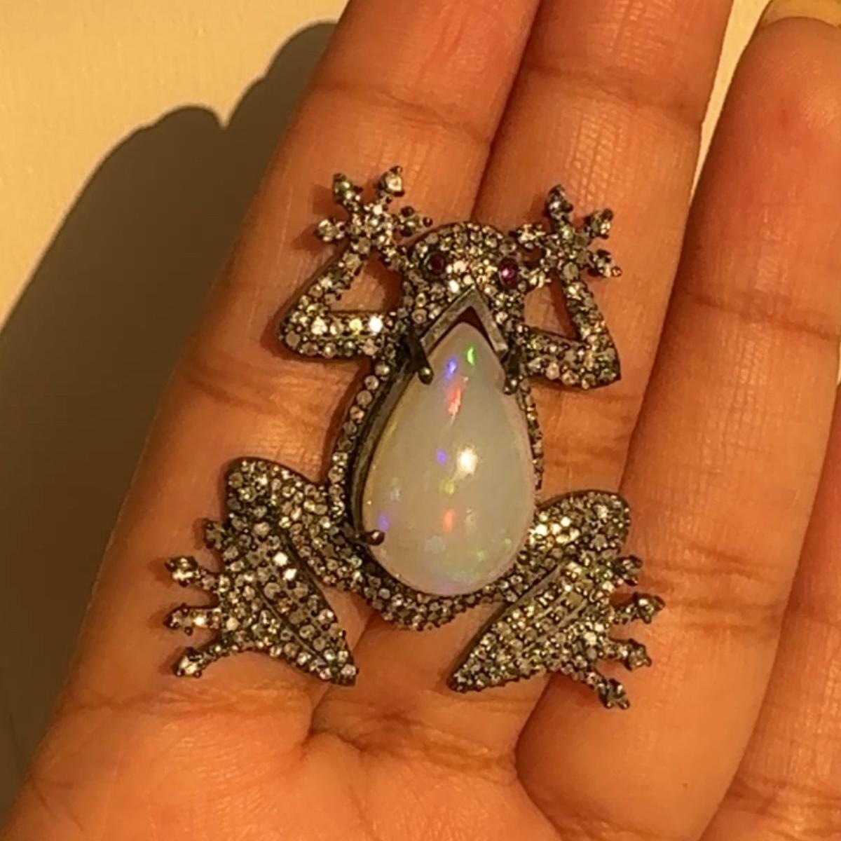 Alfiler de solapa con diamantes y ópalo engastado para él, de 8,55 quilates, en plata de ley, que es una fusión de surrealismo y rana, diseñado para ser una declaración audaz. Elaborada con amor y atención al detalle, presenta 8,55 quilates de