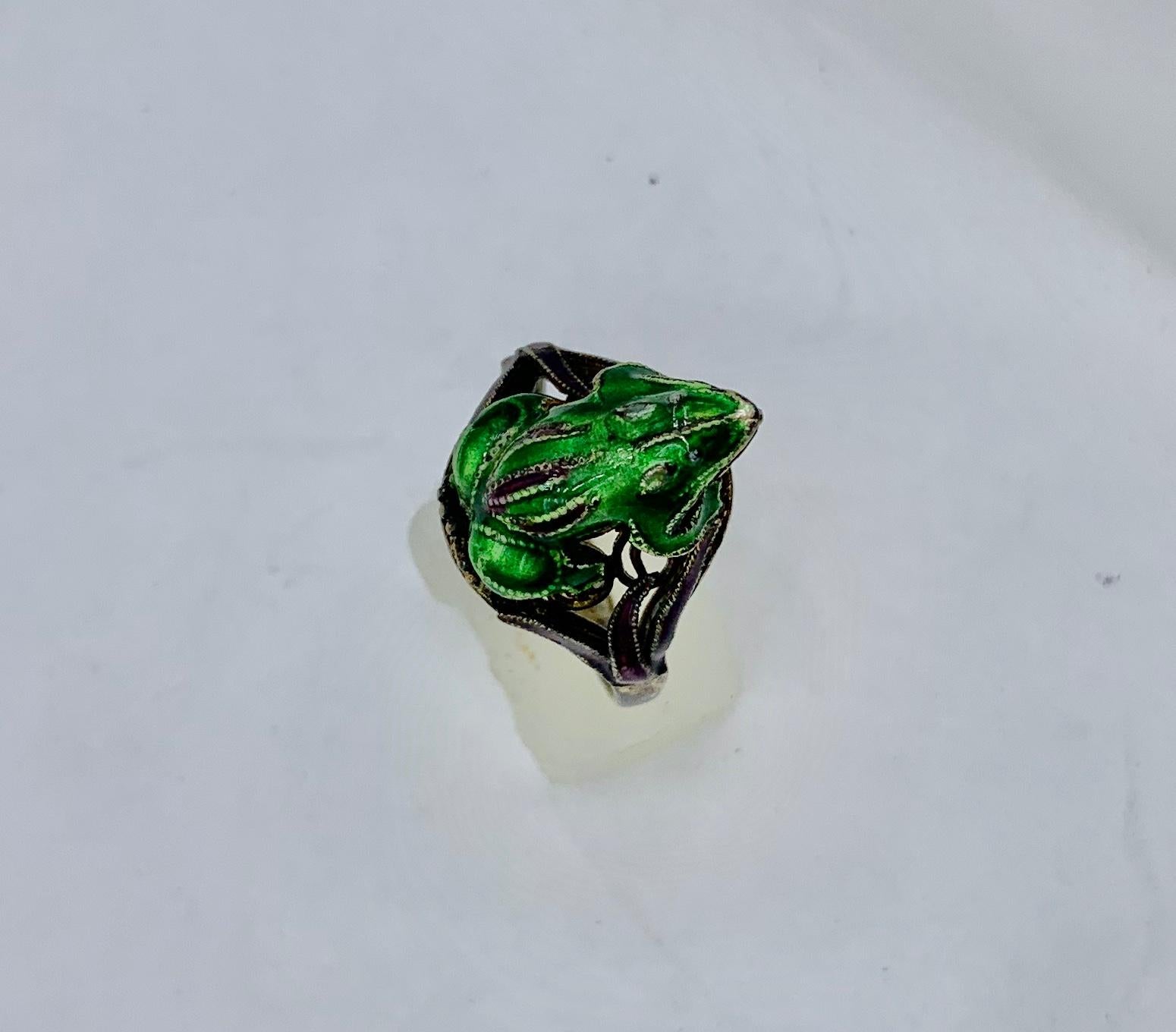 Antique Frog Ring Green Enamel Three Dimensional Silver Art Deco In Good Condition For Sale In New York, NY