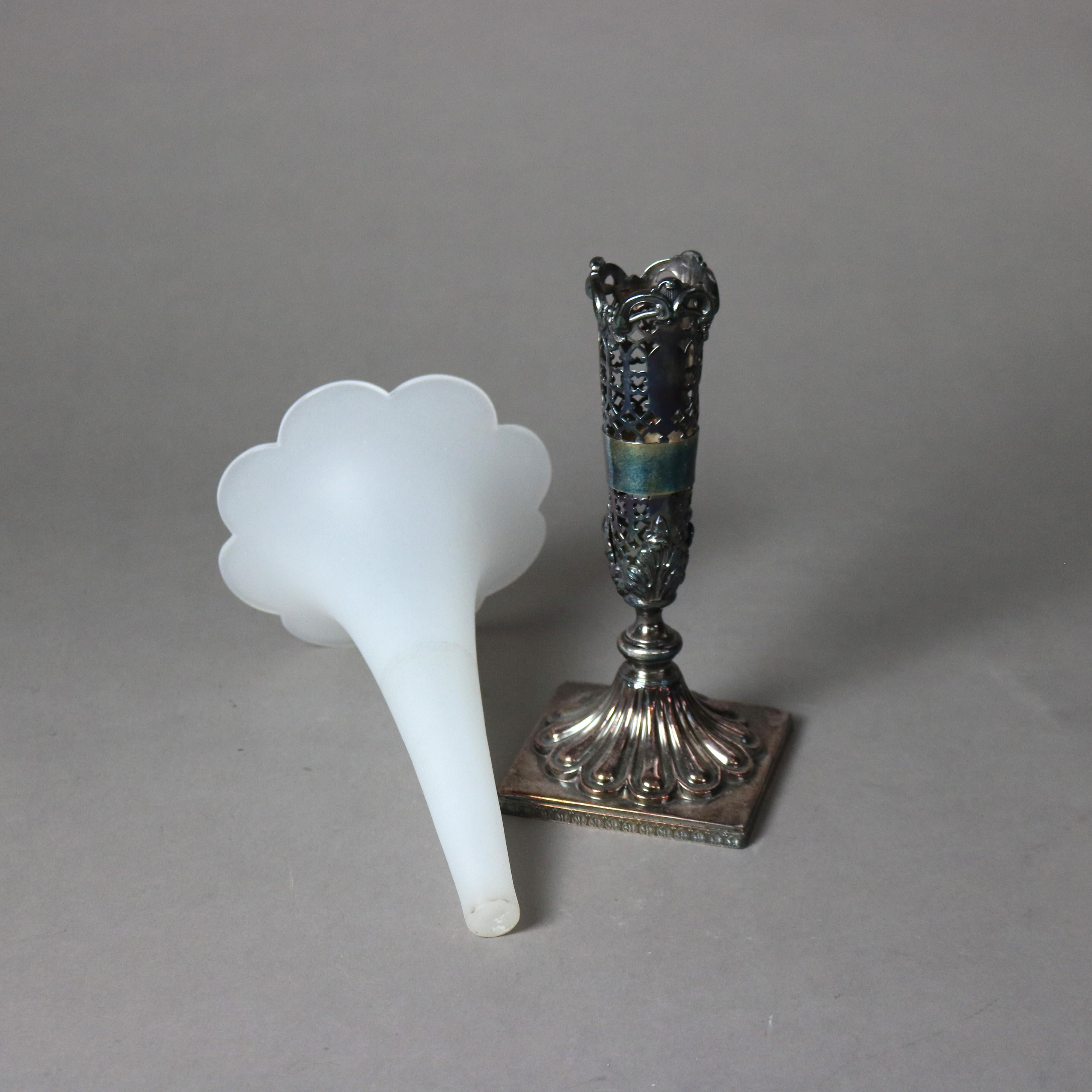 Vaso antico in vetro smerigliato e placcato in argento C1910

Misure - 12,75 