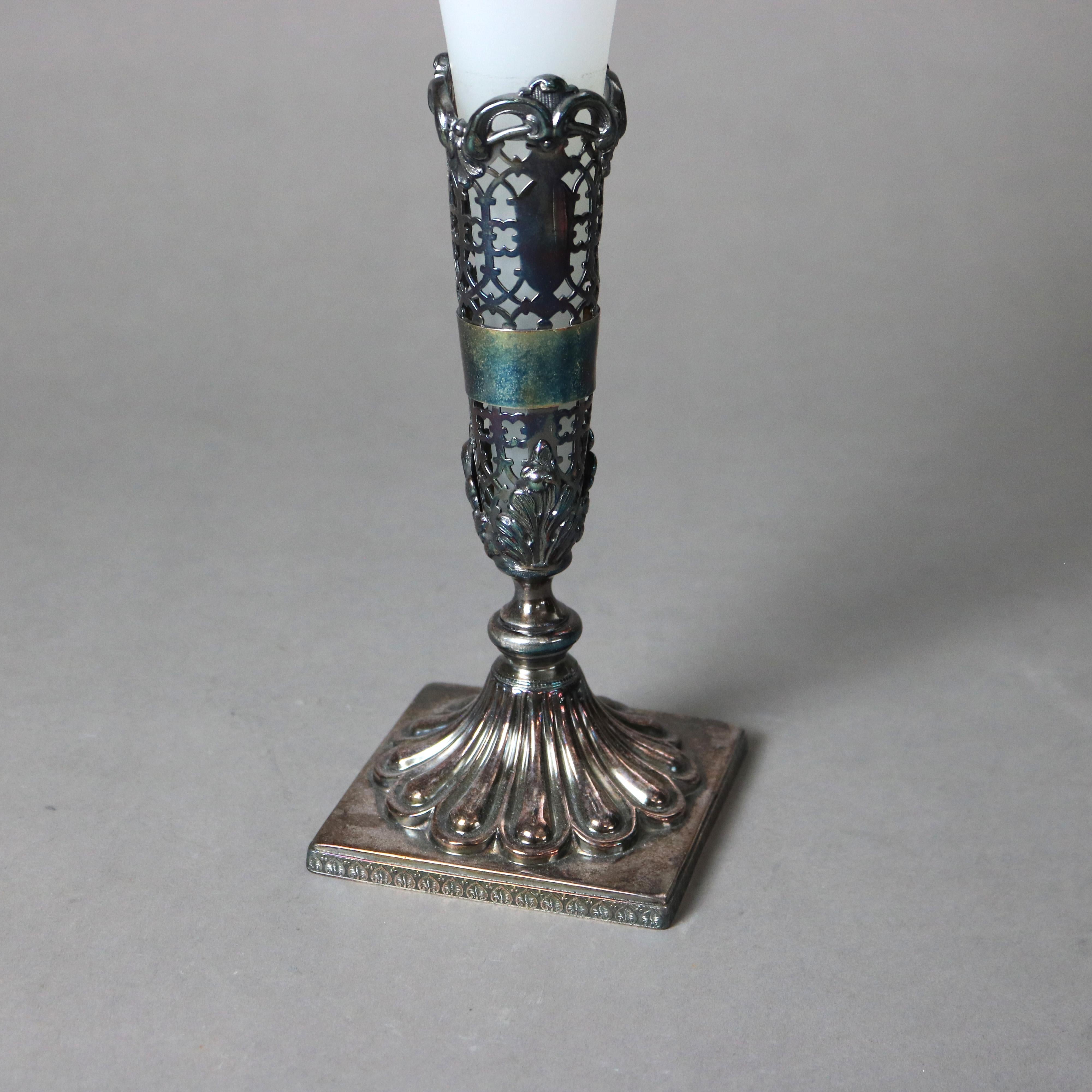 Vaso antico in vetro smerigliato e placcato in argento C1910 In condizioni buone in vendita a Big Flats, NY