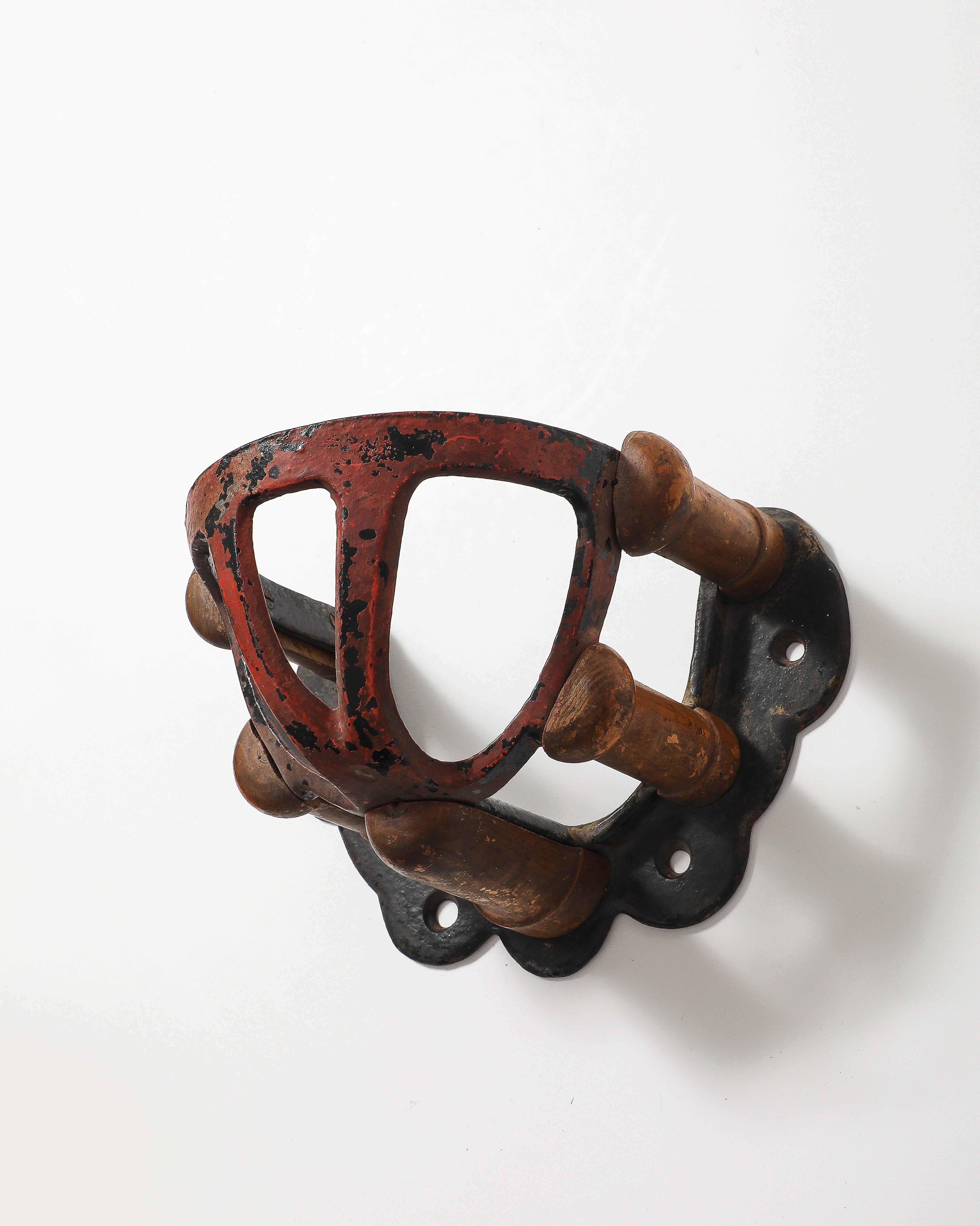 Antico porta-sella in legno e ghisa, Inghilterra, XIX sec. In condizioni deteriorate in vendita a New York City, NY