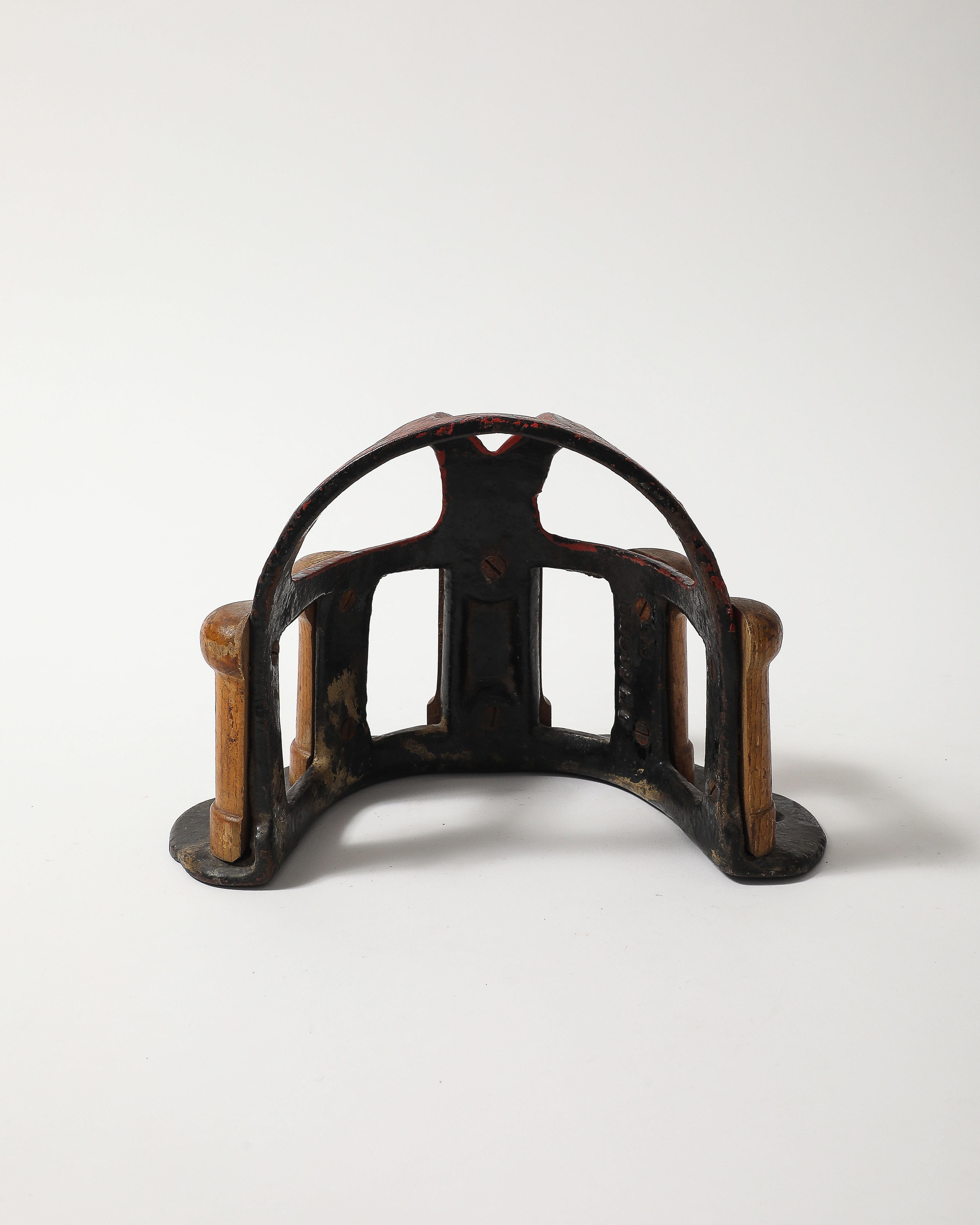 Ferro Antico porta-sella in legno e ghisa, Inghilterra, XIX sec. in vendita