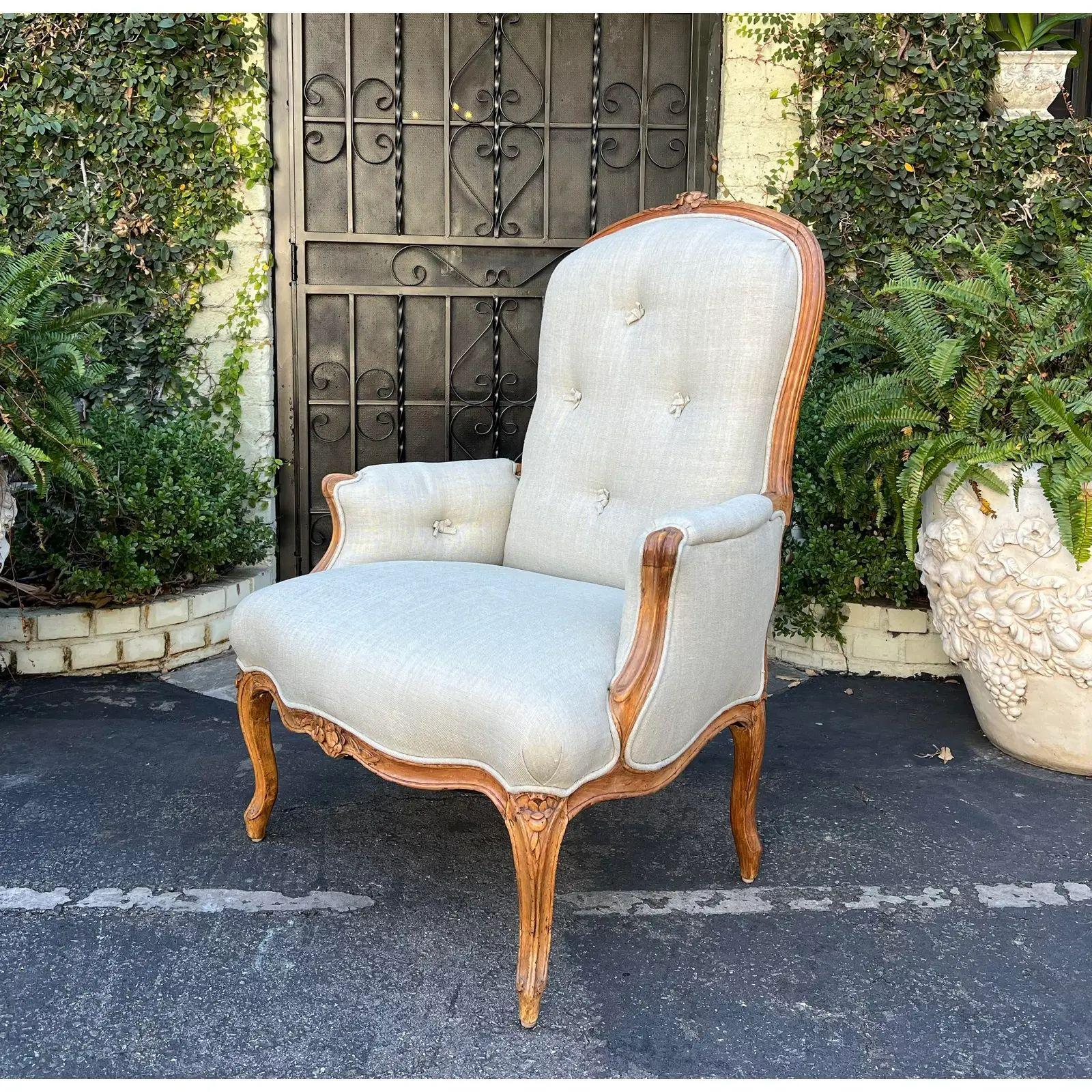 Provincial français Fauteuil bergère ancien en bois fruitier, 18ème siècle