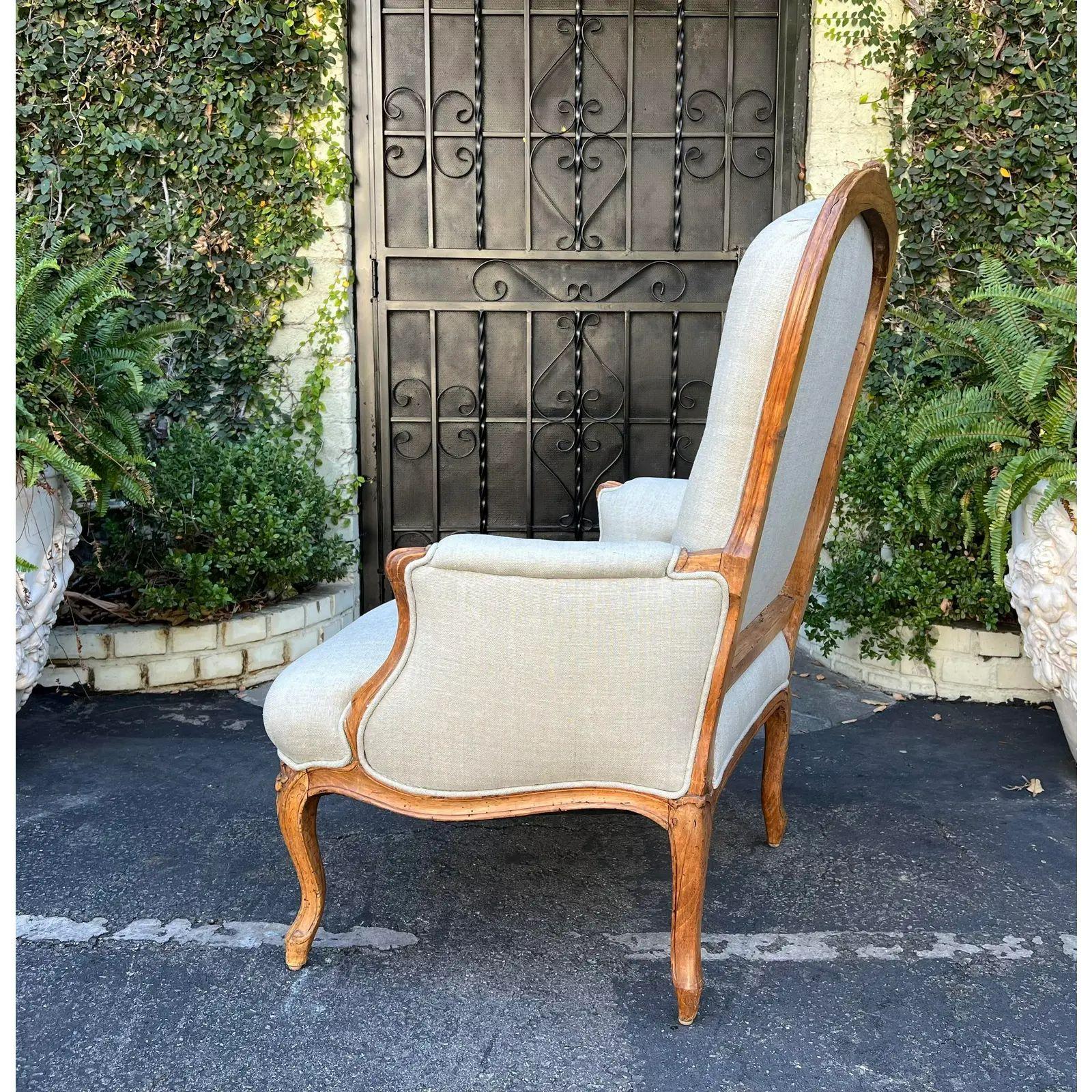 Fauteuil bergère ancien en bois fruitier, 18ème siècle Bon état à LOS ANGELES, CA