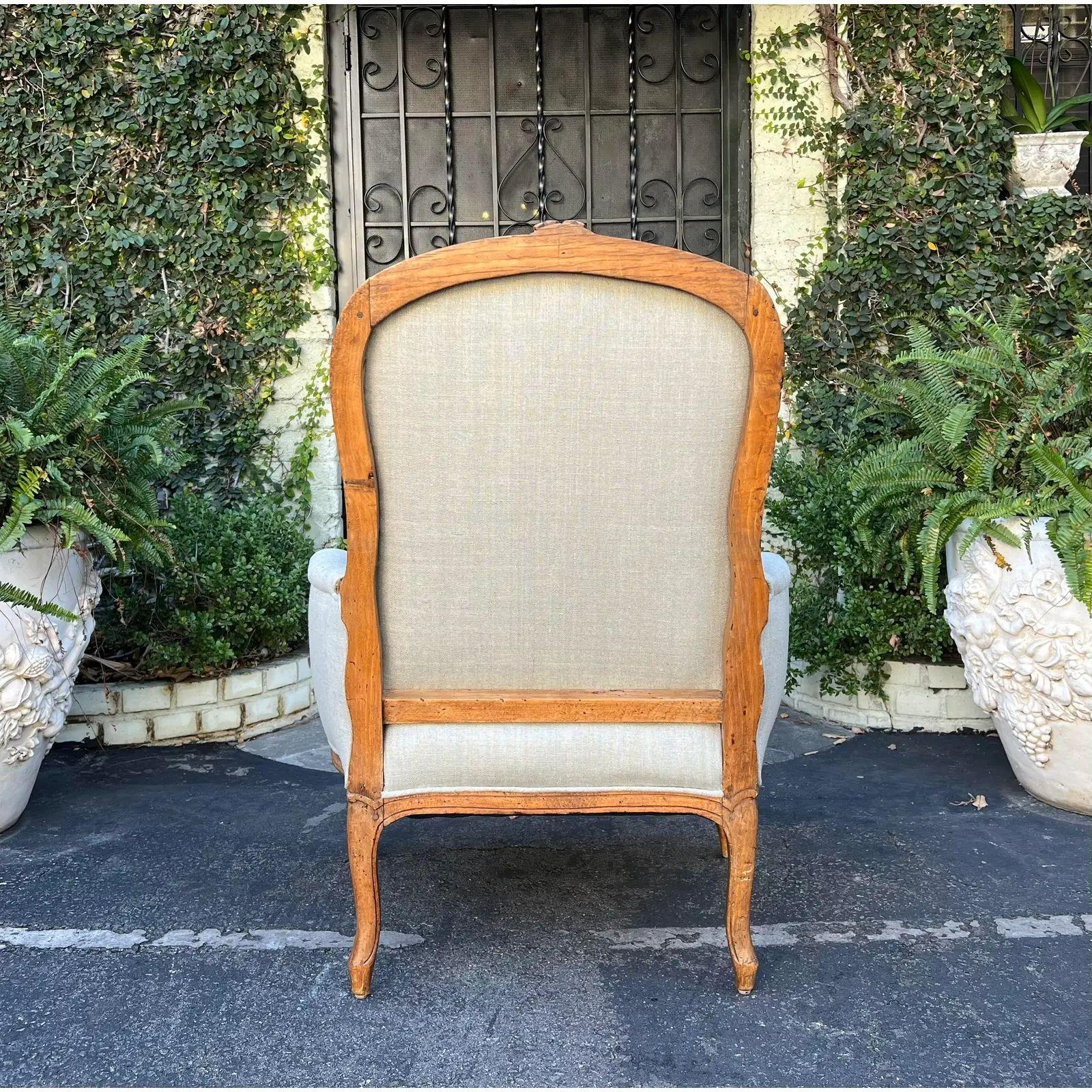 XVIIIe siècle et antérieur Fauteuil bergère ancien en bois fruitier, 18ème siècle