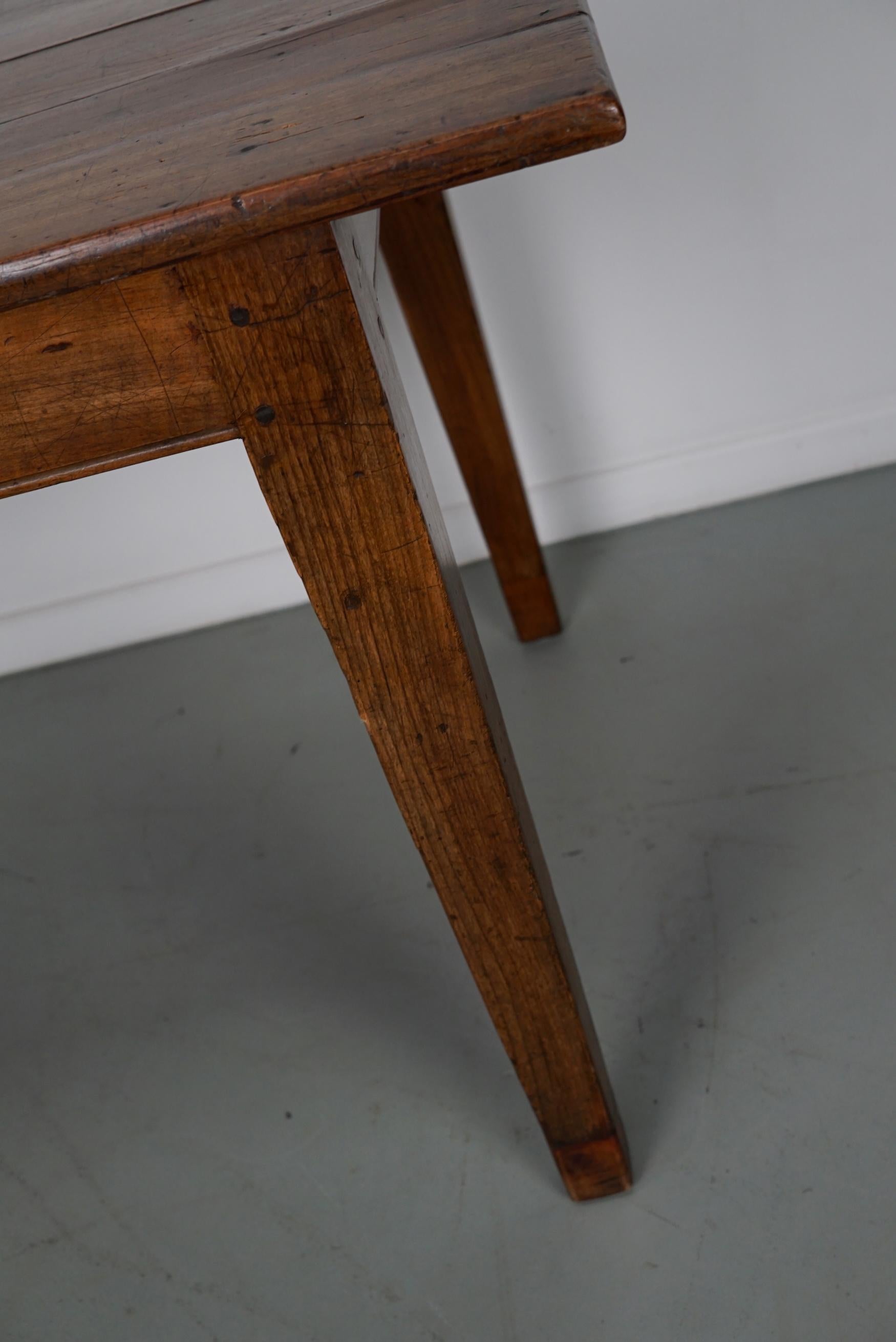Questo elegante tavolo è stato realizzato nel Southern France all'inizio del XX secolo. Il piano del tavolo è realizzato in legno di frutta con bellissimi motivi di venatura. Ha un colore molto caldo e il tavolo presenta molti segni d'uso, vecchie