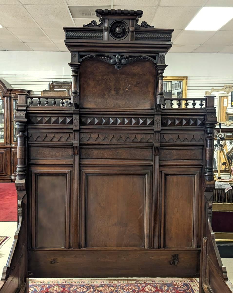 Ancien lit Eastlake, noyer, ronce, Circa 1890 Bon état - En vente à Oakwood, GA