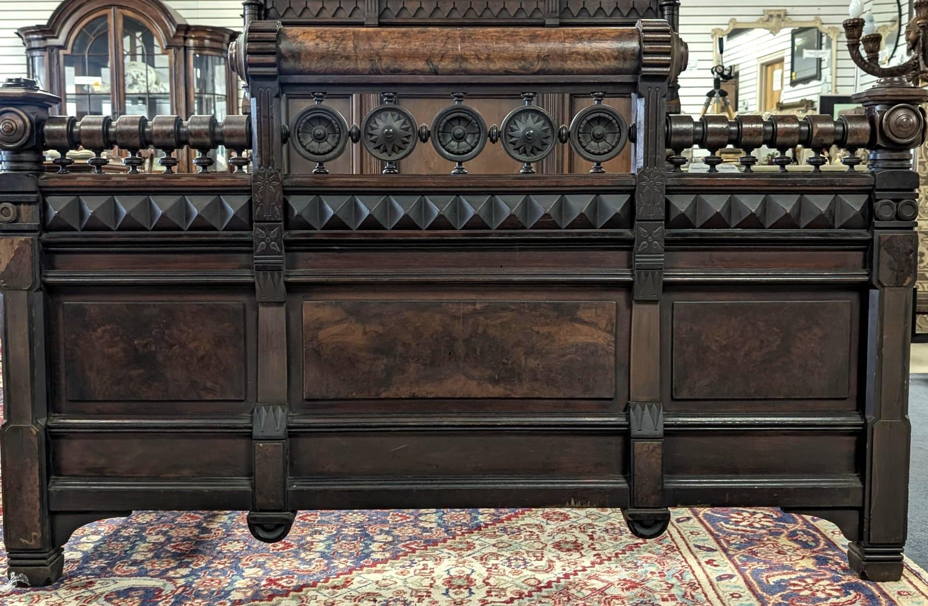 XIXe siècle Ancien lit Eastlake, noyer, ronce, Circa 1890 en vente