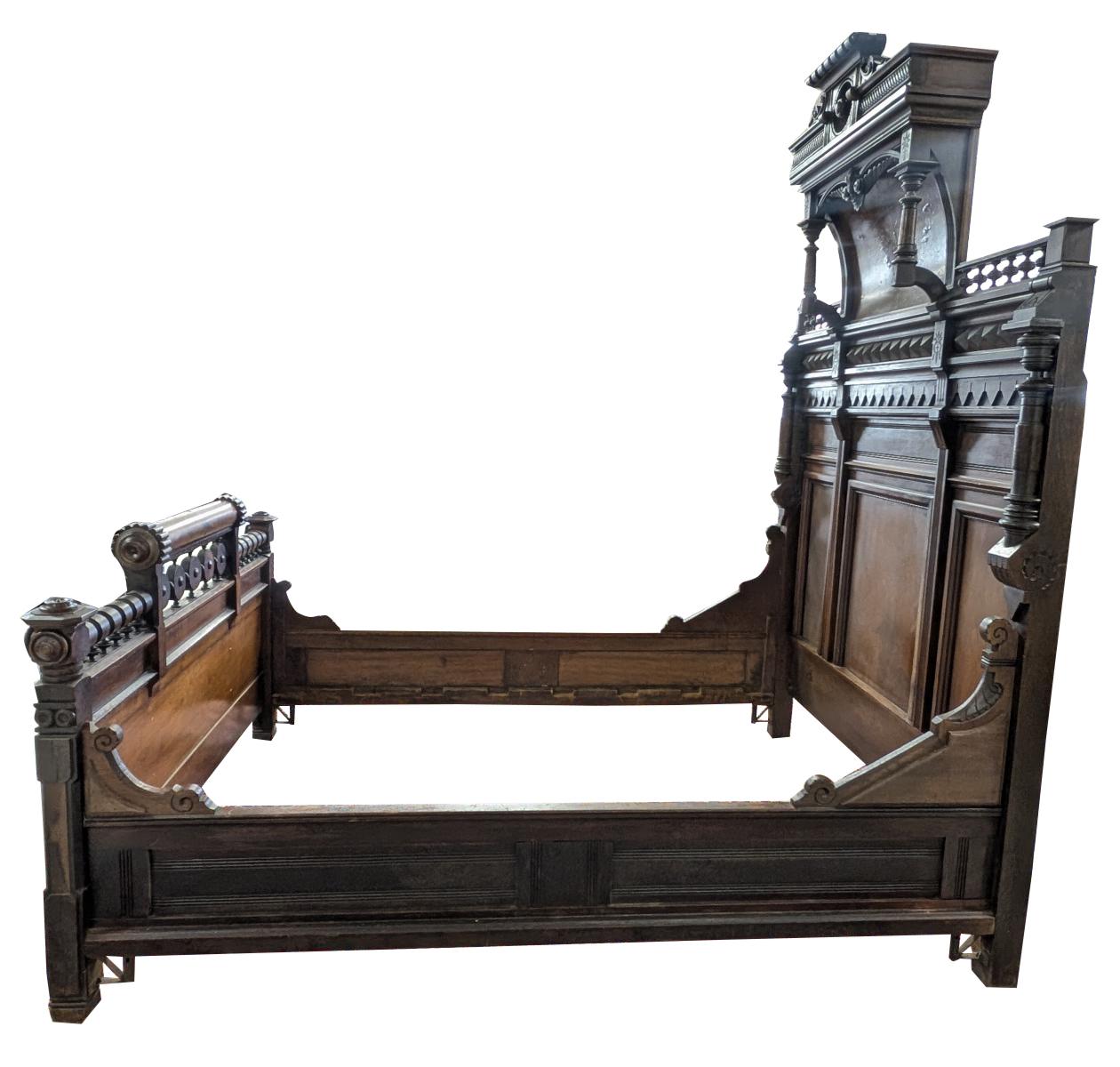 Bois Ancien lit Eastlake, noyer, ronce, Circa 1890 en vente