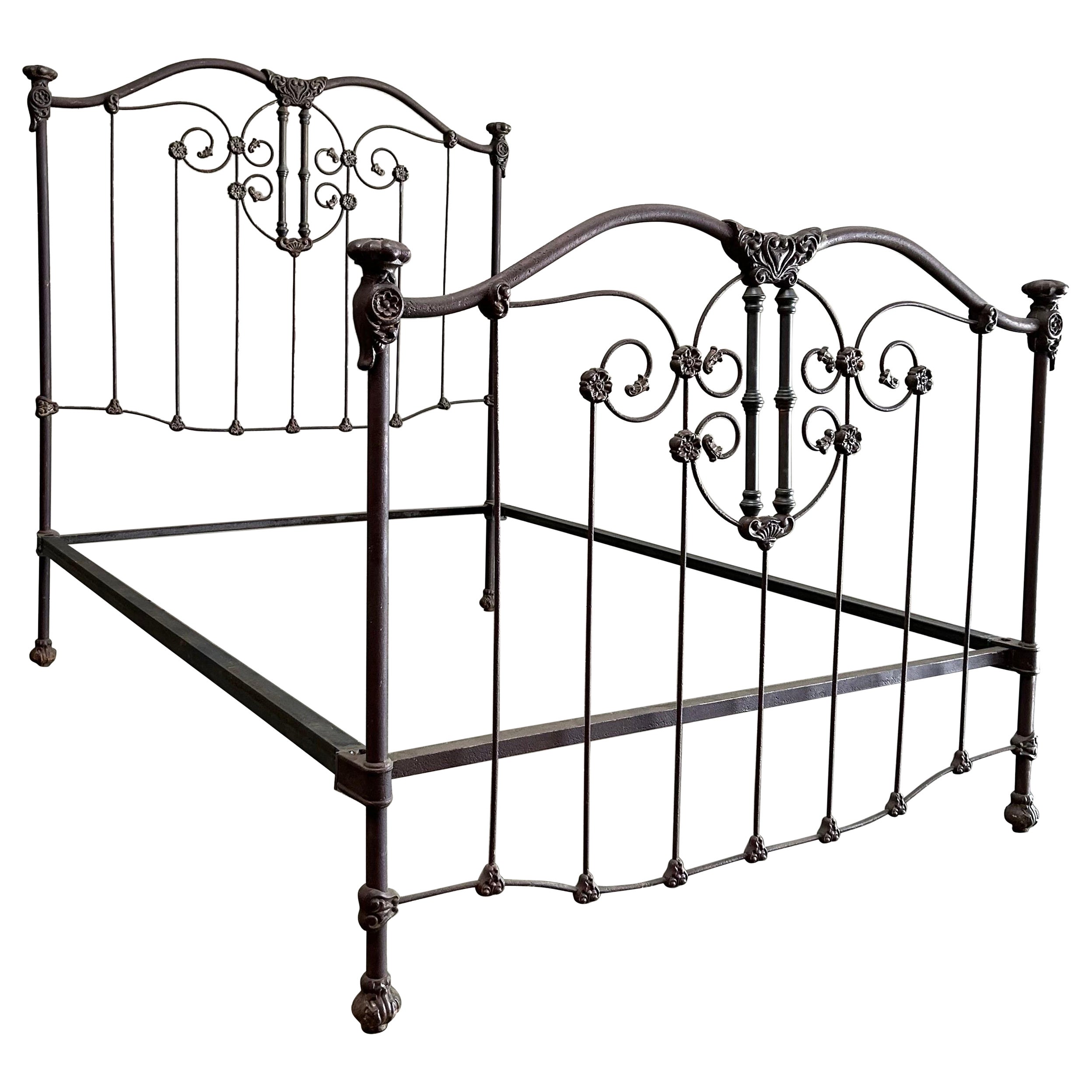 Letto antico in ferro a grandezza naturale con finitura in bronzo