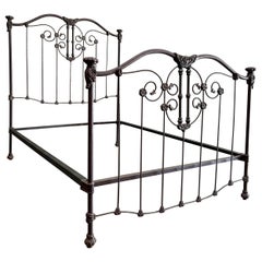 Letto antico in ferro a grandezza naturale con finitura in bronzo