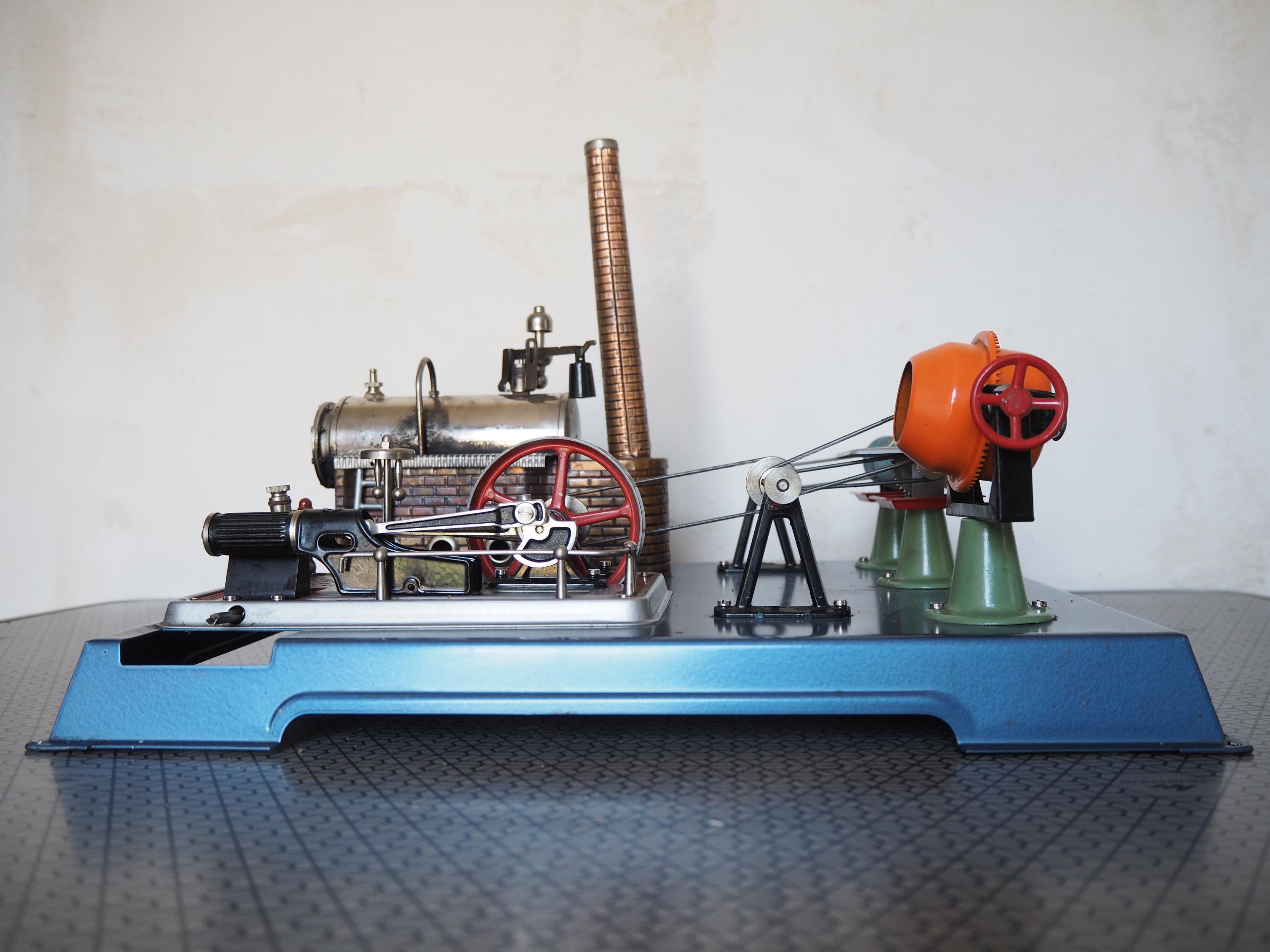 Parfait état d'origine, fonctionnel.
Avec un Cahan pour faire du feu
Qualité allemande
