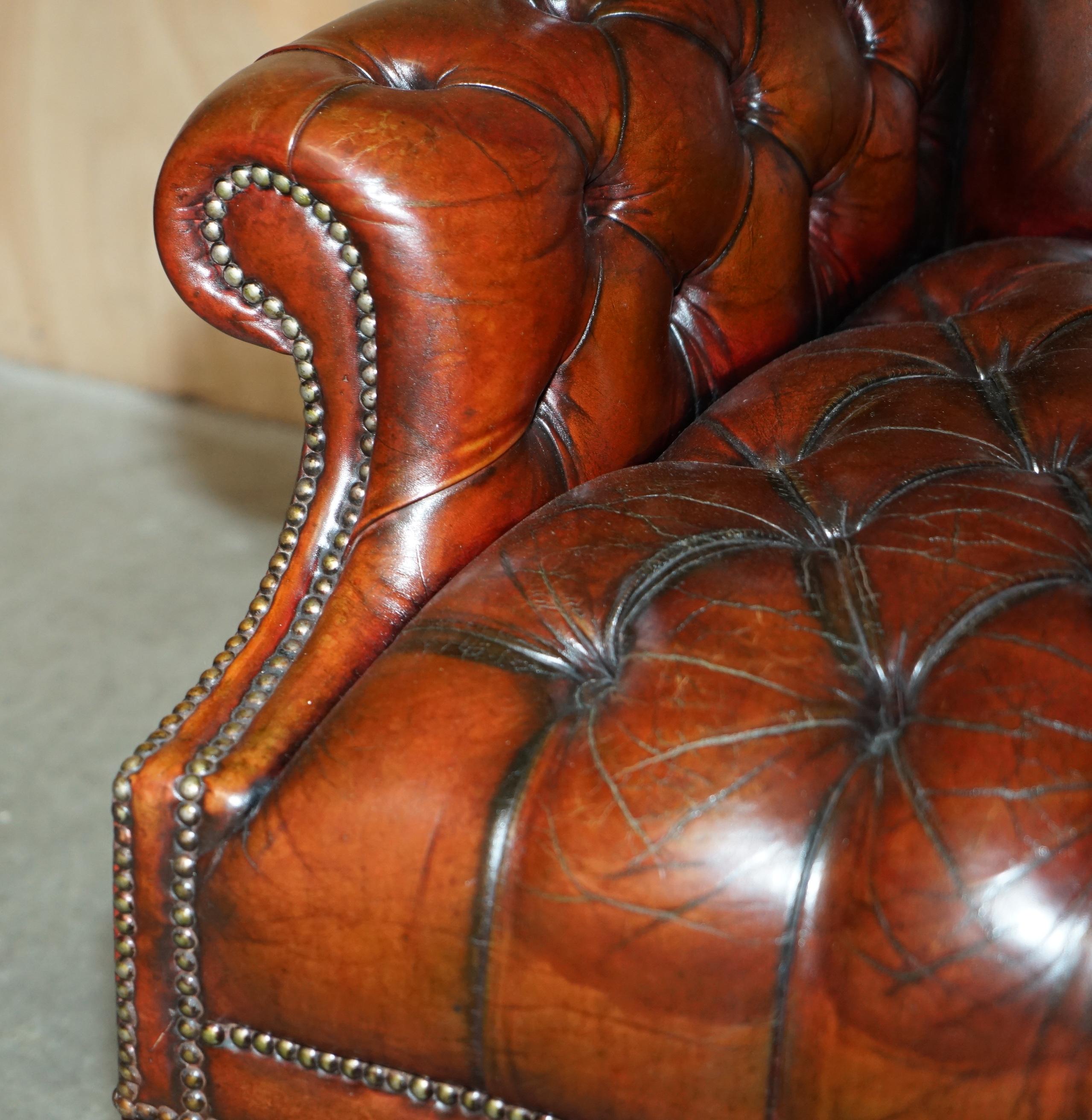 ANTIGUO SILLÓN CON RESPALDO EN CUERO BURDEO RESTAURADO CON TEJIDO CHESTERFIELD en venta 2