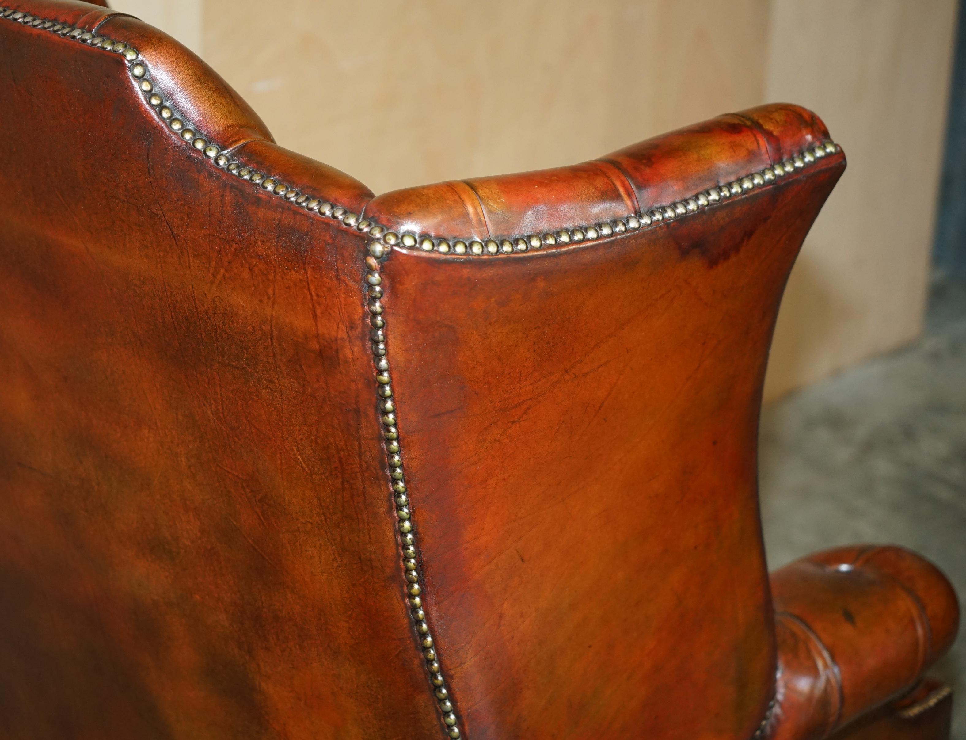 ANTIGUO SILLÓN CON RESPALDO EN CUERO BURDEO RESTAURADO CON TEJIDO CHESTERFIELD en venta 4