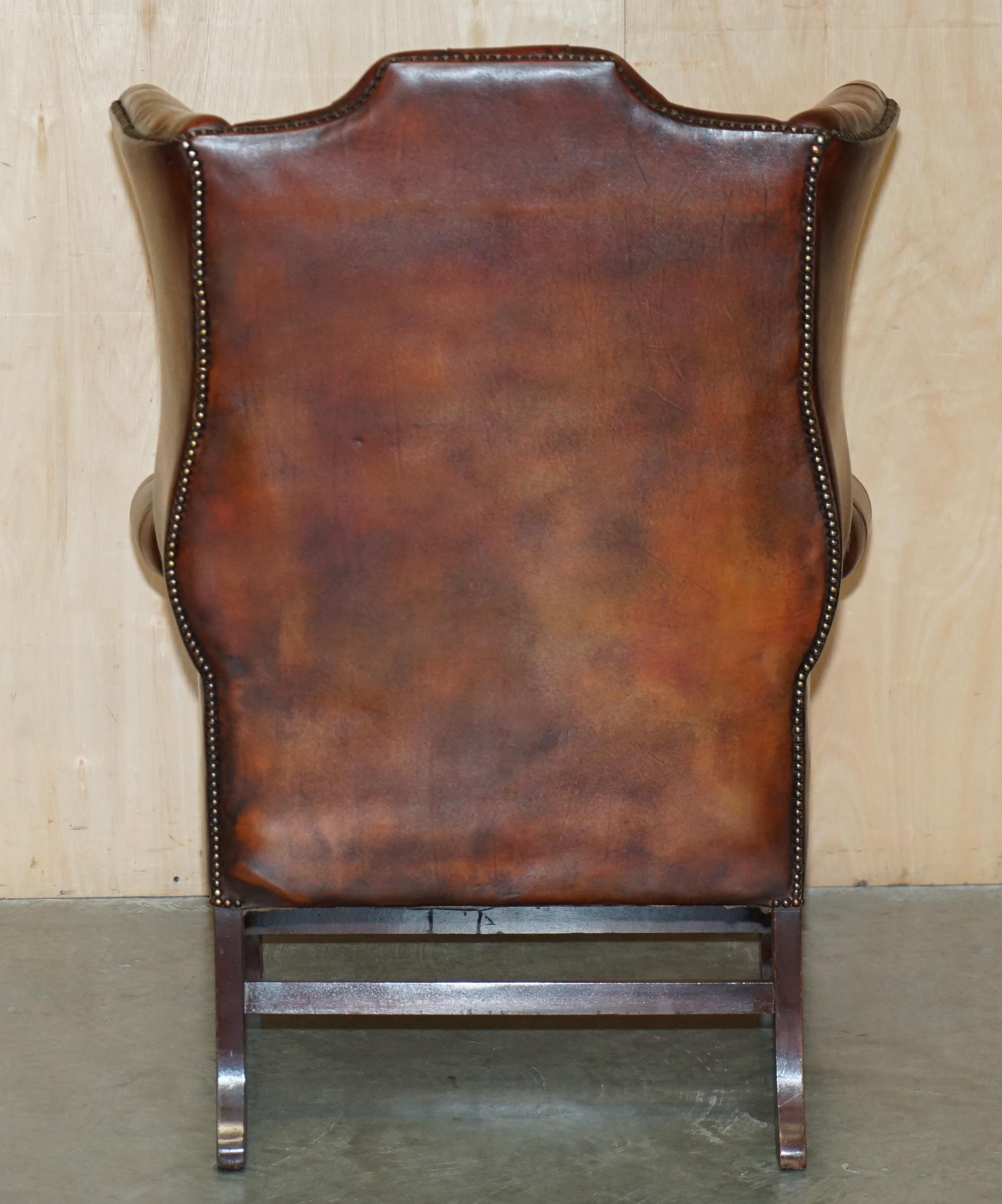 ANTIGUO SILLÓN CON RESPALDO EN CUERO BURDEO RESTAURADO CON TEJIDO CHESTERFIELD en venta 5