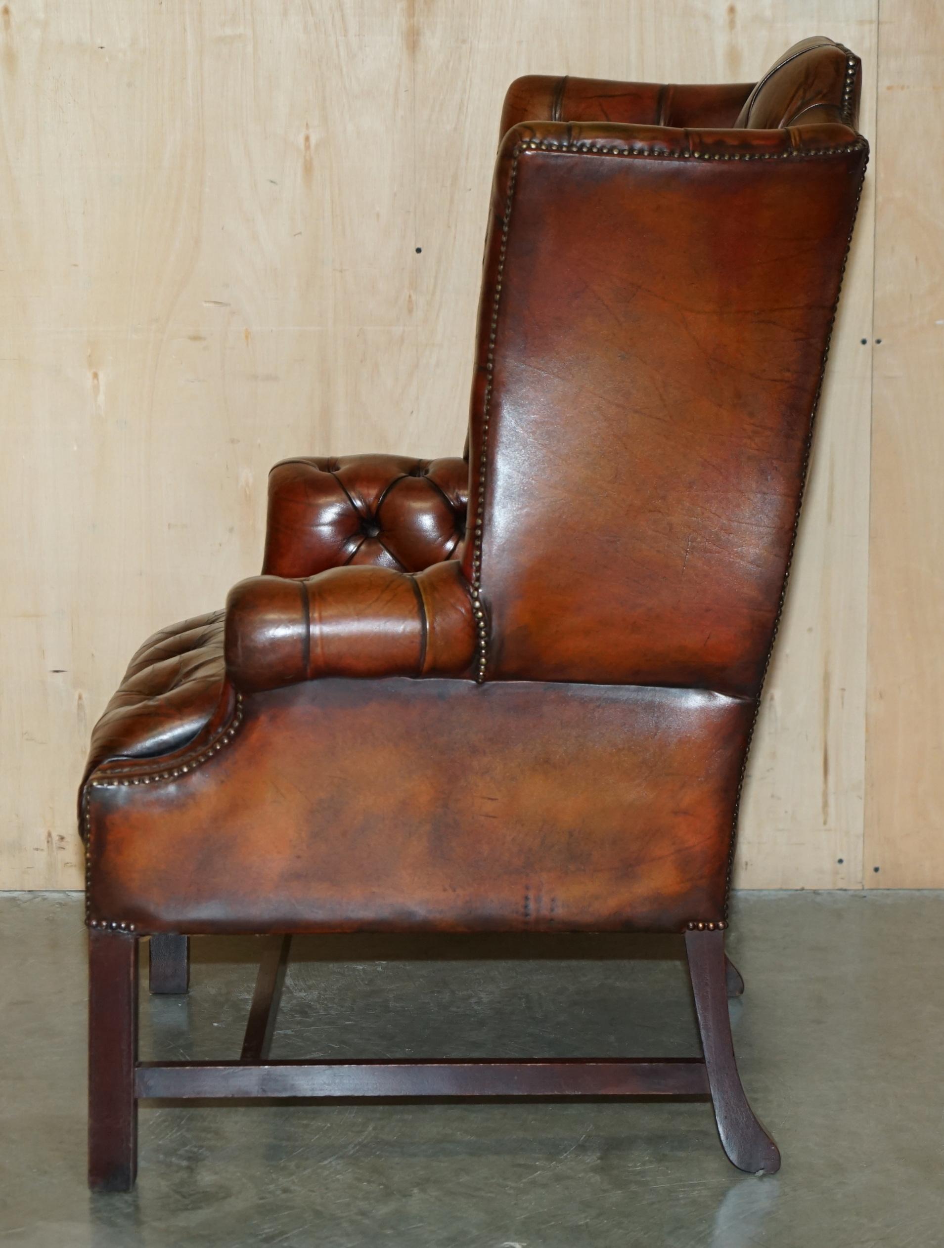 ANTIGUO SILLÓN CON RESPALDO EN CUERO BURDEO RESTAURADO CON TEJIDO CHESTERFIELD en venta 6