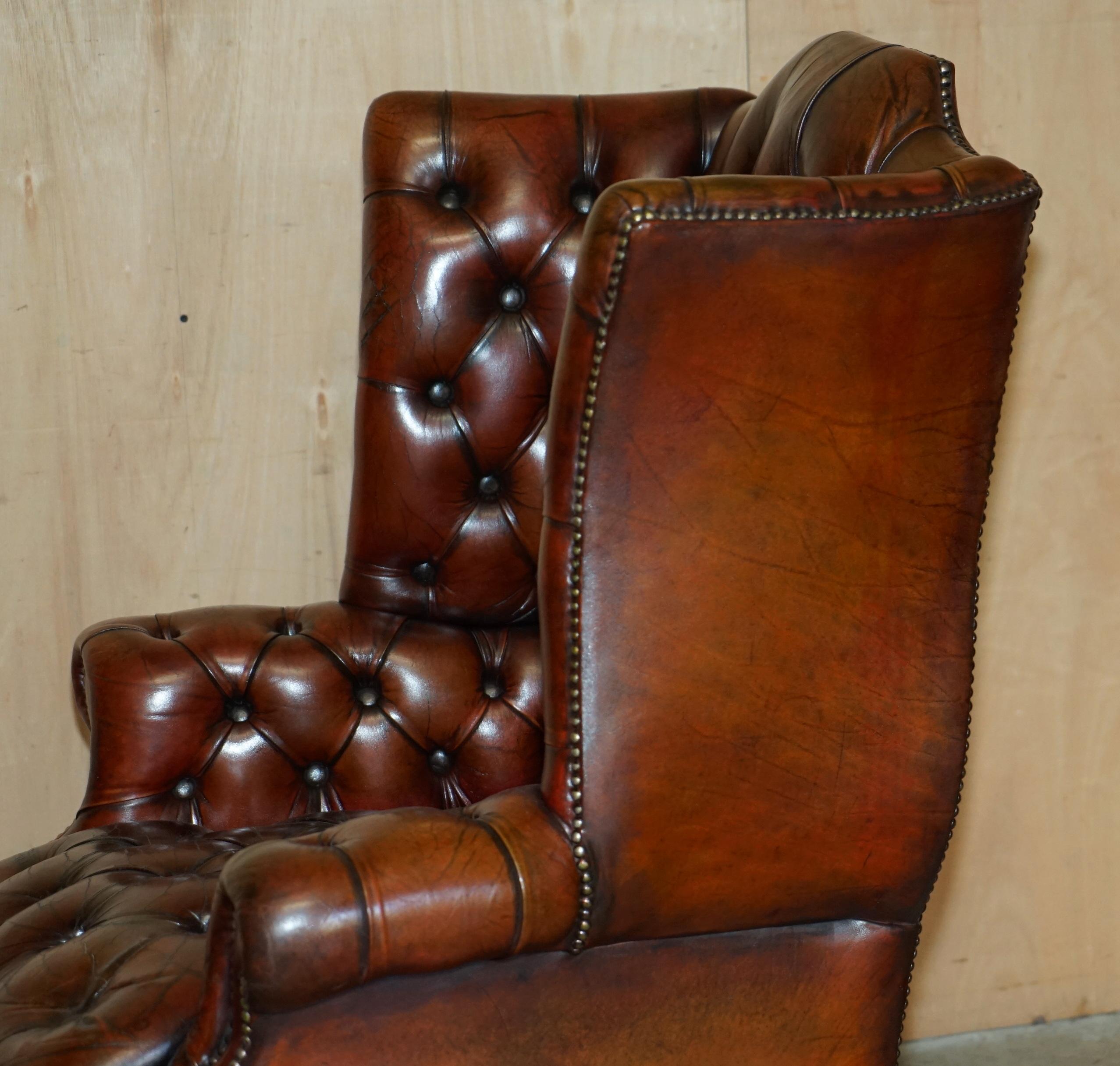 ANTIGUO SILLÓN CON RESPALDO EN CUERO BURDEO RESTAURADO CON TEJIDO CHESTERFIELD en venta 7