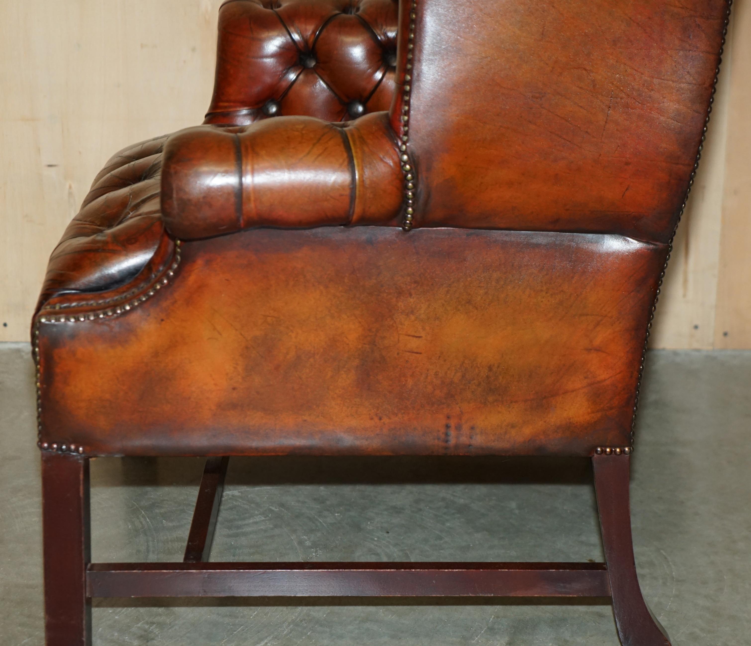 ANTIGUO SILLÓN CON RESPALDO EN CUERO BURDEO RESTAURADO CON TEJIDO CHESTERFIELD en venta 8
