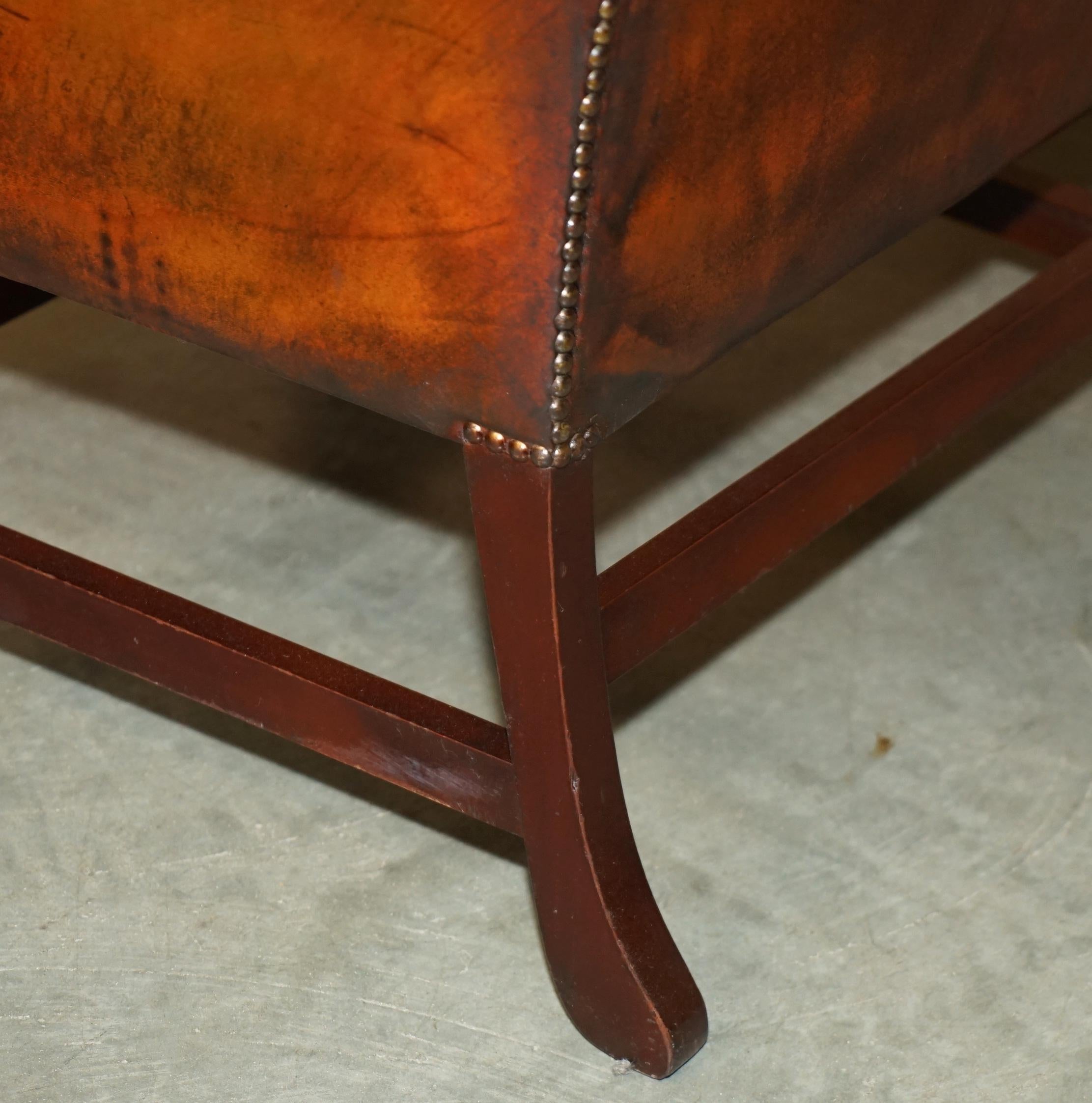 ANTIGUO SILLÓN CON RESPALDO EN CUERO BURDEO RESTAURADO CON TEJIDO CHESTERFIELD en venta 9