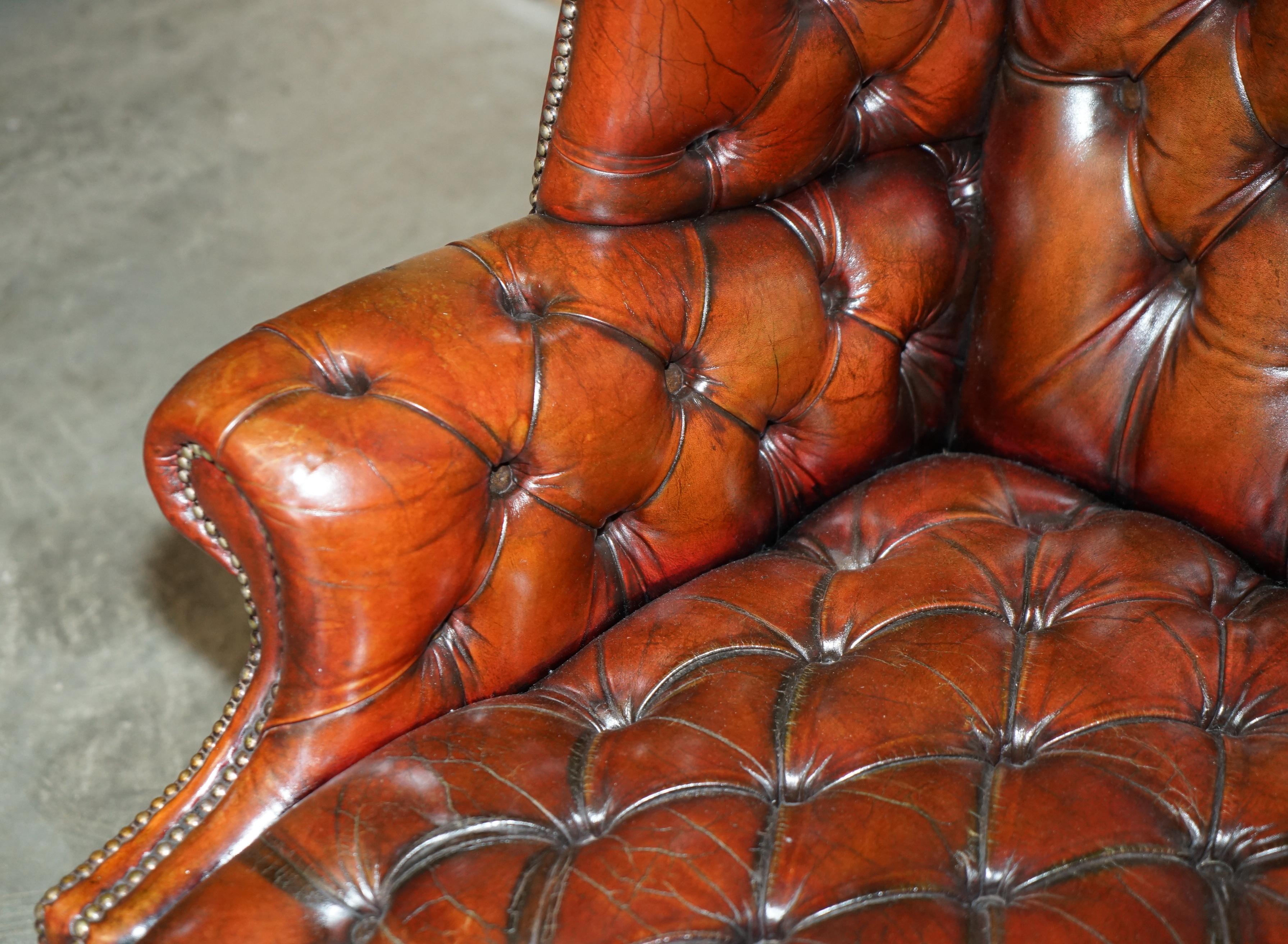 ANTIGUO SILLÓN CON RESPALDO EN CUERO BURDEO RESTAURADO CON TEJIDO CHESTERFIELD en venta 10