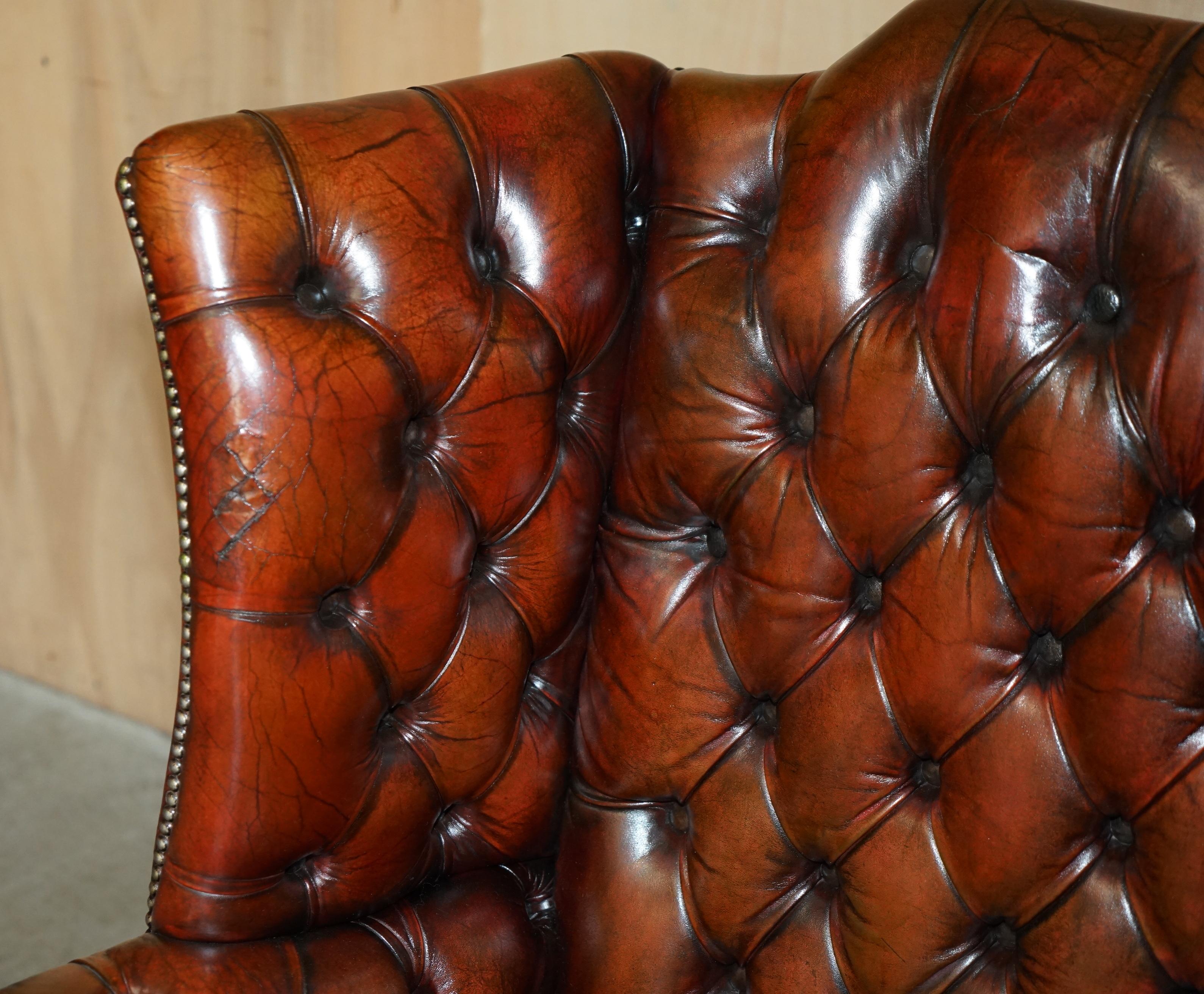 ANTIGUO SILLÓN CON RESPALDO EN CUERO BURDEO RESTAURADO CON TEJIDO CHESTERFIELD en venta 11