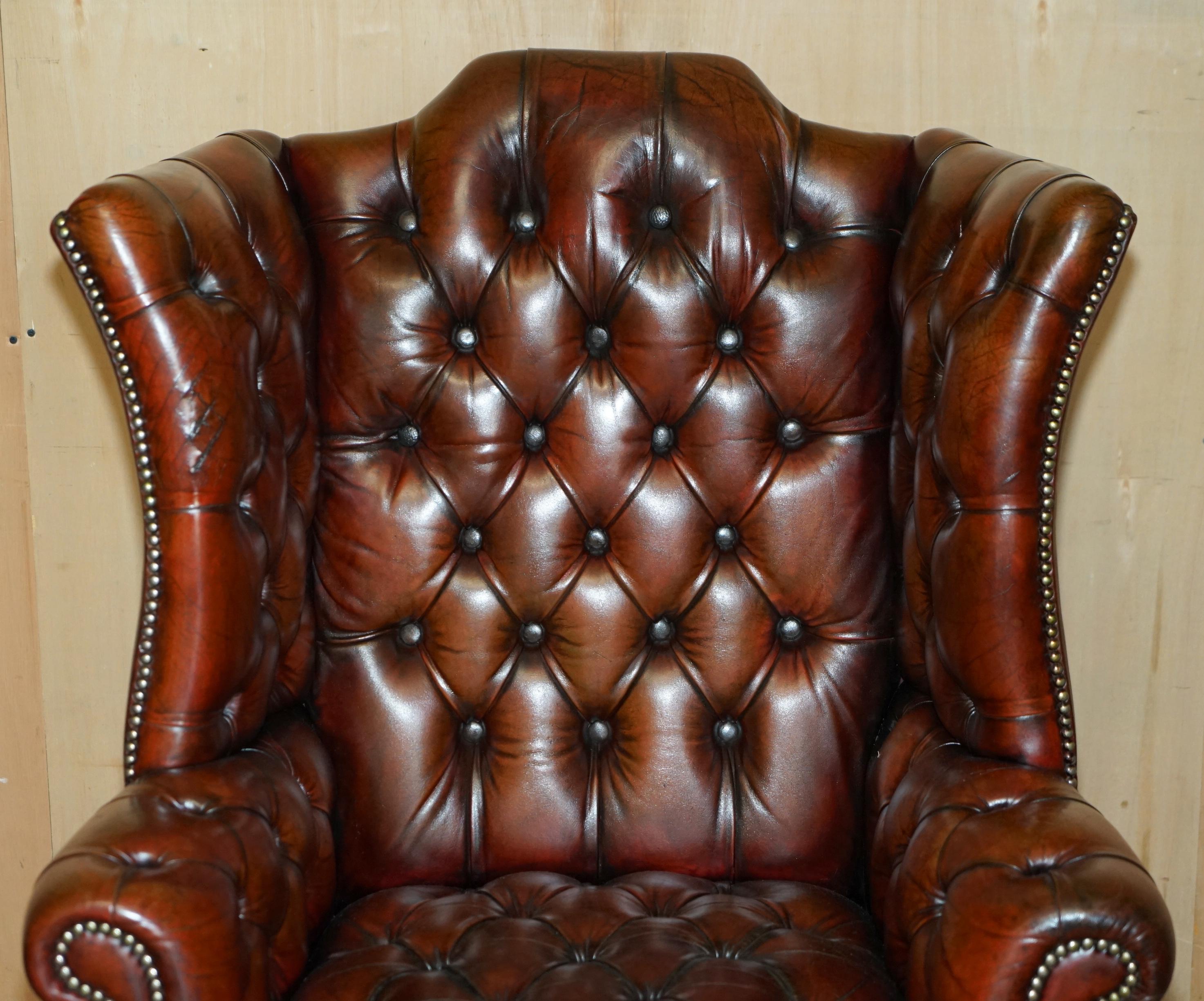ANTIGUO SILLÓN CON RESPALDO EN CUERO BURDEO RESTAURADO CON TEJIDO CHESTERFIELD Regencia en venta