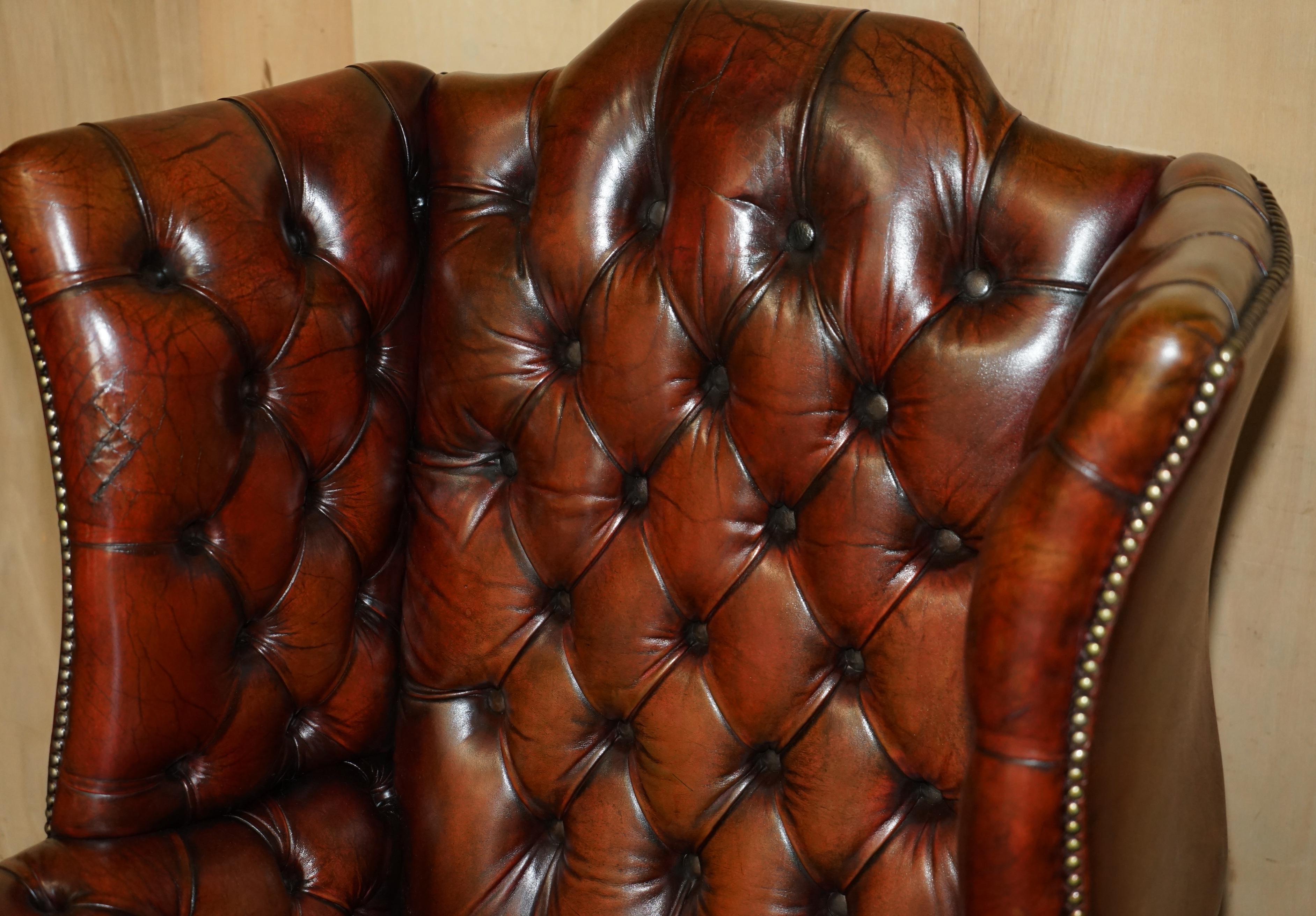 ANTIGUO SILLÓN CON RESPALDO EN CUERO BURDEO RESTAURADO CON TEJIDO CHESTERFIELD Inglés en venta
