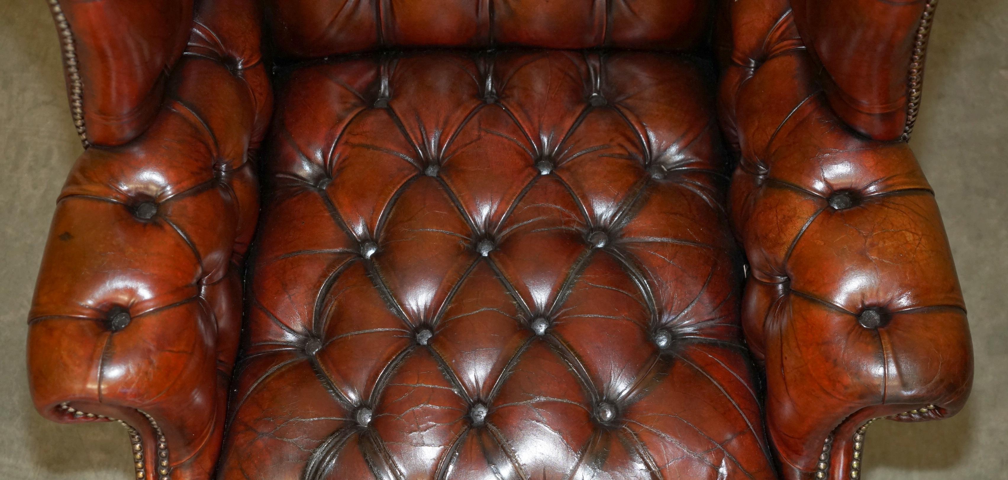 ANTIGUO SILLÓN CON RESPALDO EN CUERO BURDEO RESTAURADO CON TEJIDO CHESTERFIELD Hecho a mano en venta
