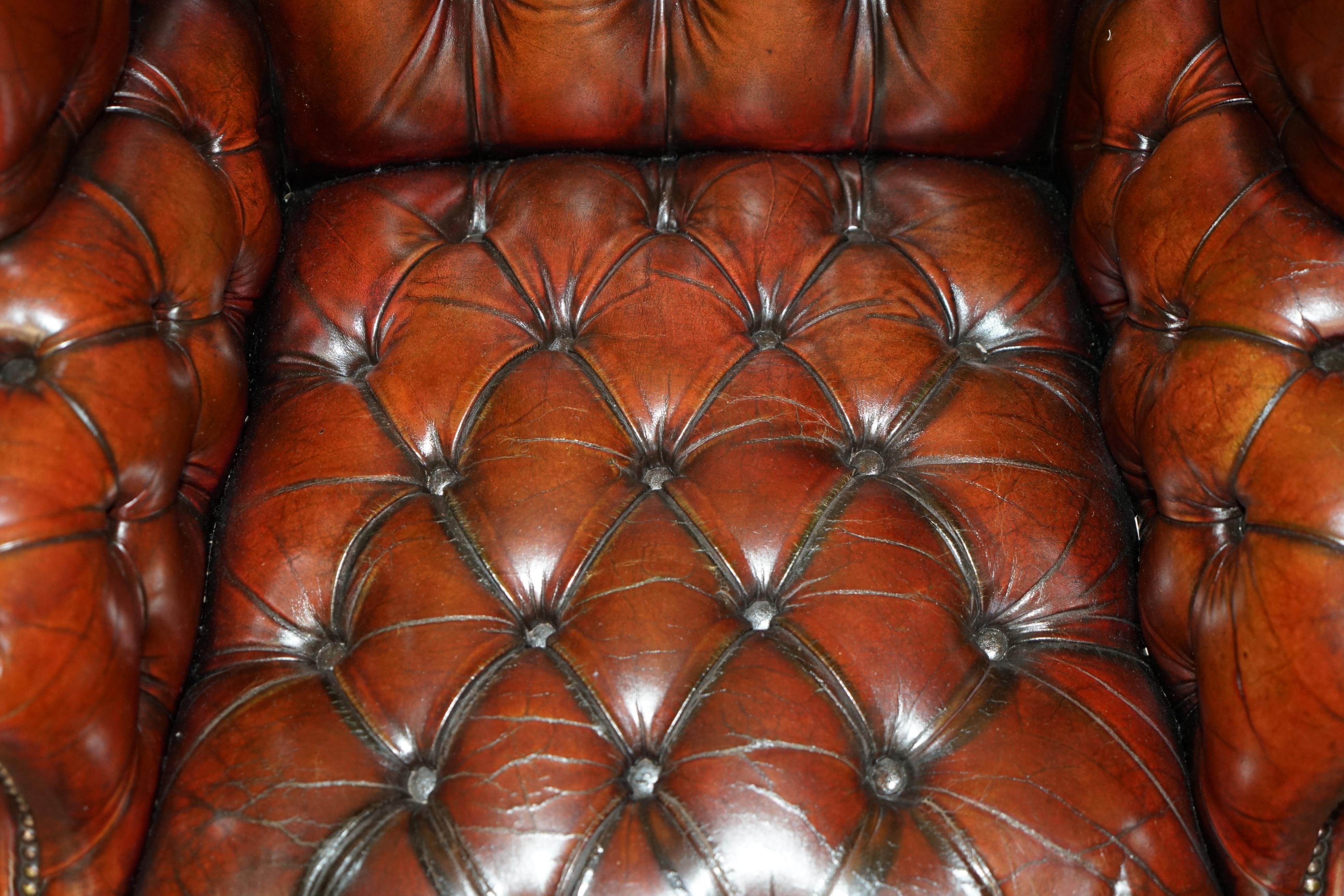 ANTIGUO SILLÓN CON RESPALDO EN CUERO BURDEO RESTAURADO CON TEJIDO CHESTERFIELD en Bueno estado para la venta en West Sussex, Pulborough
