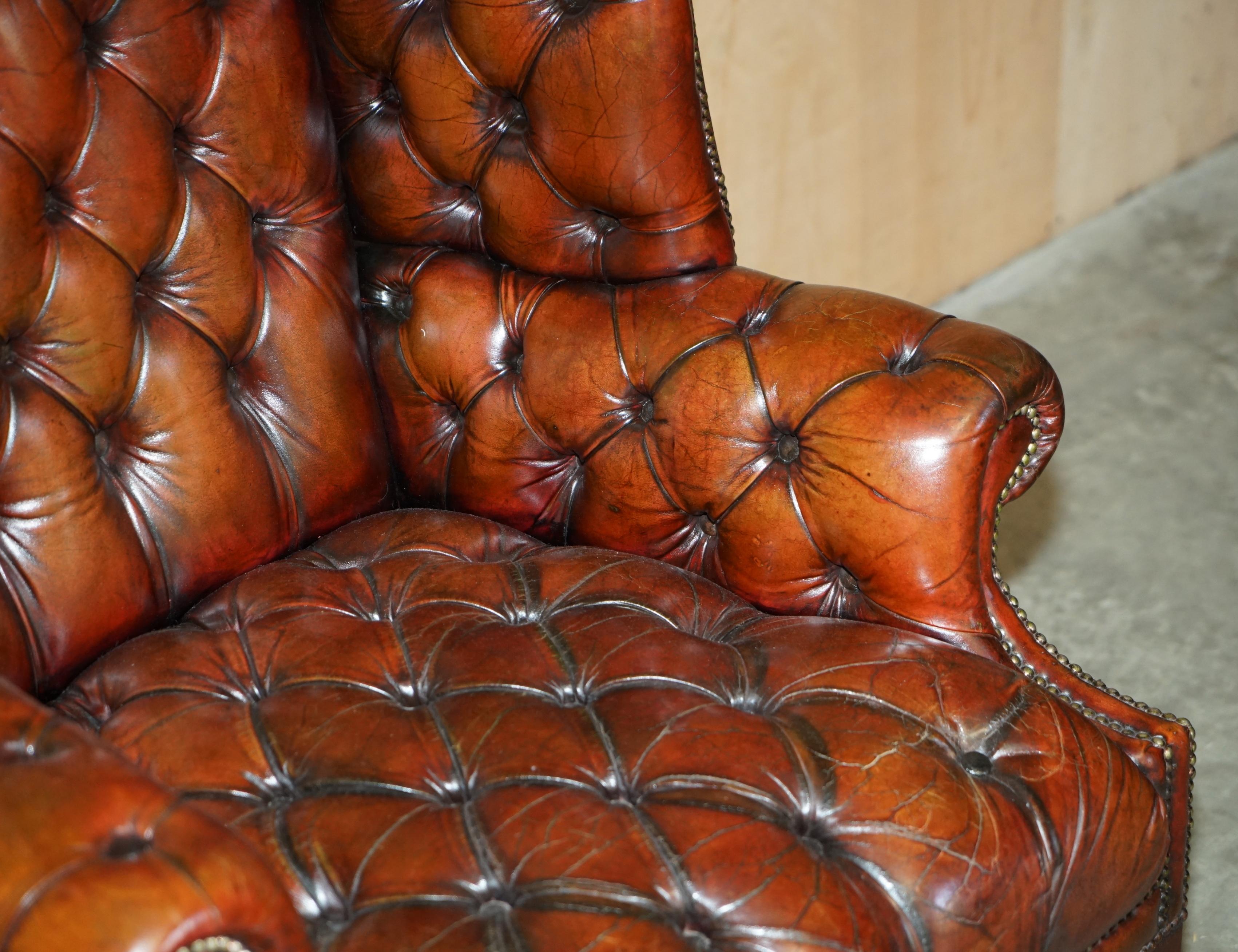 ANTIGUO SILLÓN CON RESPALDO EN CUERO BURDEO RESTAURADO CON TEJIDO CHESTERFIELD principios del siglo XX en venta