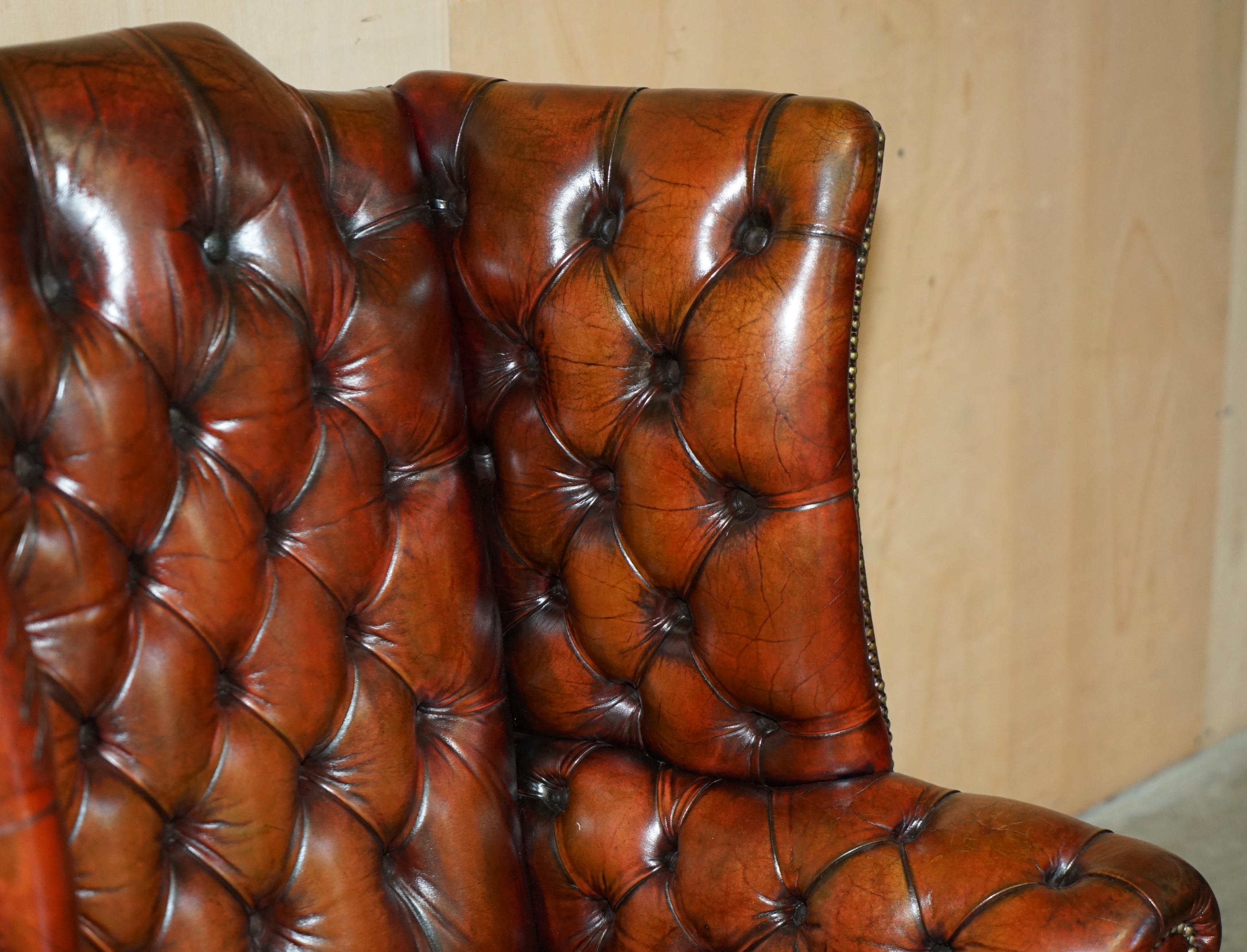 ANTIGUO SILLÓN CON RESPALDO EN CUERO BURDEO RESTAURADO CON TEJIDO CHESTERFIELD Cuero en venta