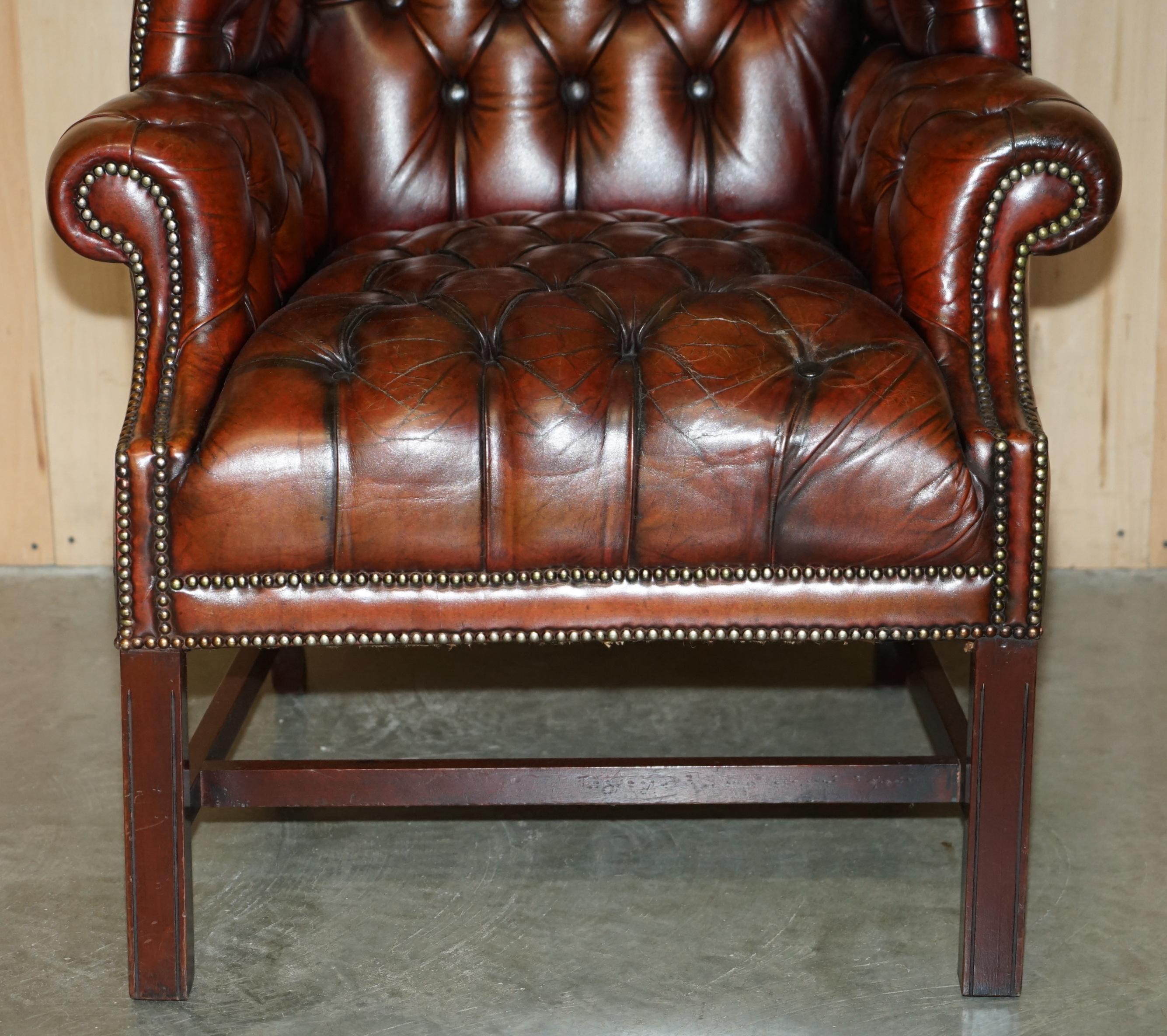ANTIGUO SILLÓN CON RESPALDO EN CUERO BURDEO RESTAURADO CON TEJIDO CHESTERFIELD en venta 1