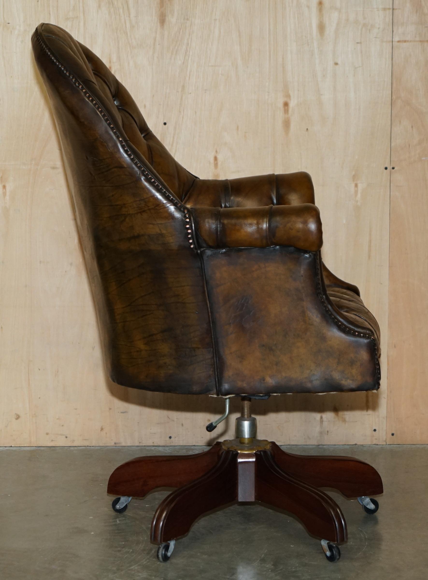 ANTIQUE VOLLSTÄNDIG RESTORIERT BROWN LEATHER CHESTERFIELD DIRECTORS CAPTAINs ARMCHAIR im Angebot 4