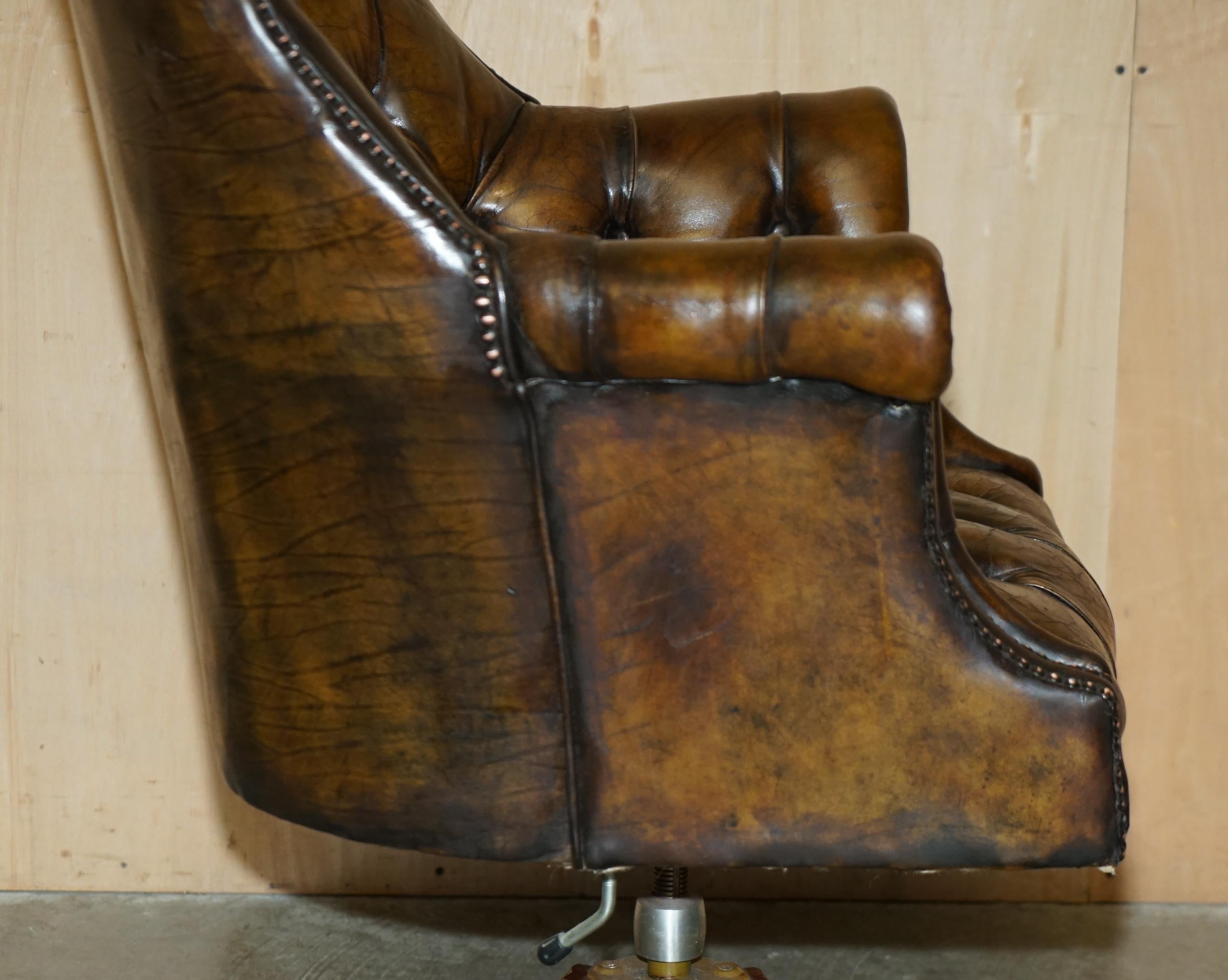 ANTIQUE VOLLSTÄNDIG RESTORIERT BROWN LEATHER CHESTERFIELD DIRECTORS CAPTAINs ARMCHAIR im Angebot 5