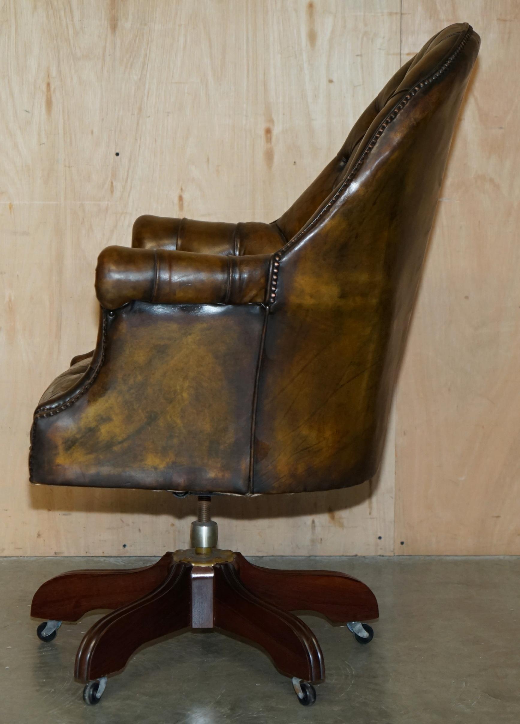 ANTIQUE VOLLSTÄNDIG RESTORIERT BROWN LEATHER CHESTERFIELD DIRECTORS CAPTAINs ARMCHAIR im Angebot 9