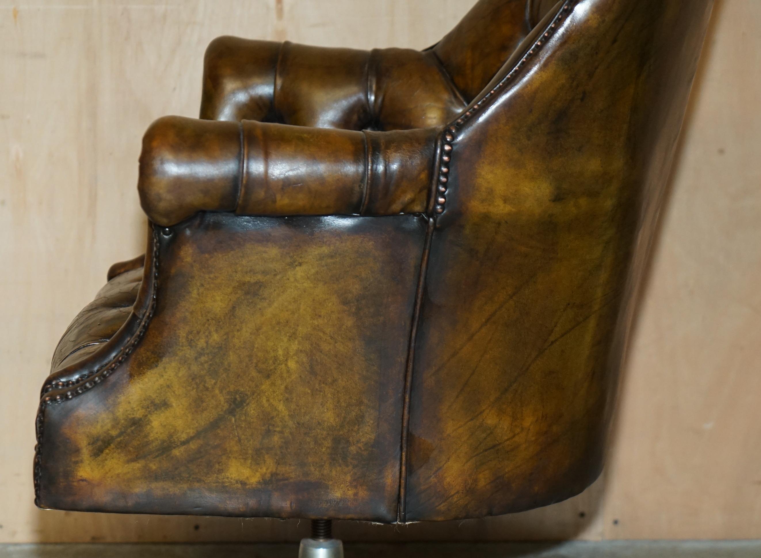 ANTIQUE VOLLSTÄNDIG RESTORIERT BROWN LEATHER CHESTERFIELD DIRECTORS CAPTAINs ARMCHAIR im Angebot 10